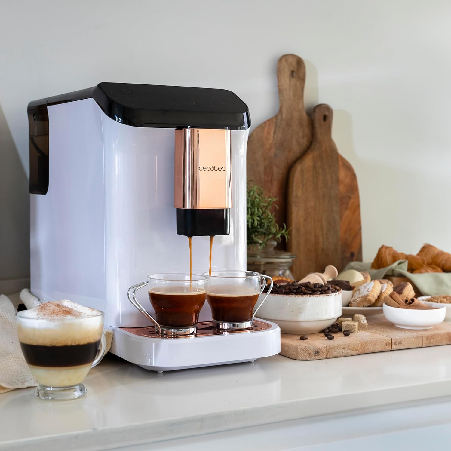 Macchina da caffè Cecotec che eroga due tazze di caffè contemporaneamente