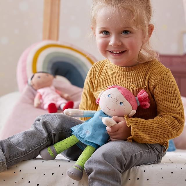 Foto 3 de 7 de HABA Snug Up Philine - Muñeca Suave de 10 Pulgadas con Cara Bordada, coleta Rosa y Vestido Azul extraíble…