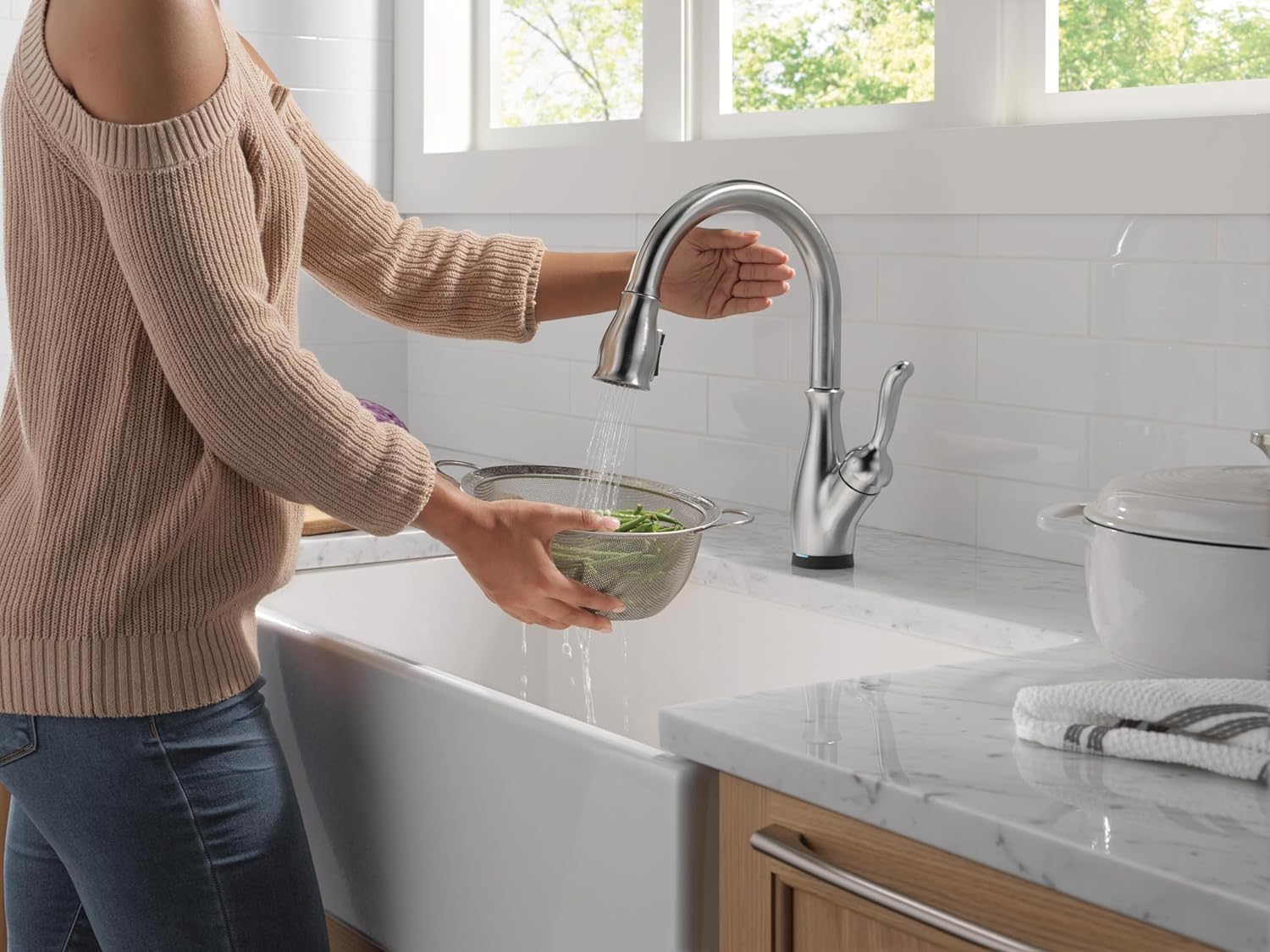Delta Faucet Leland Touch Kitchen Faucet with Touchless Technology, Brushed Nickel Kitchen Sink Faucet with Soap Dispenser, Pull Down Kitchen Faucet, Touchless Kitchen Faucet, Arctic Stainless