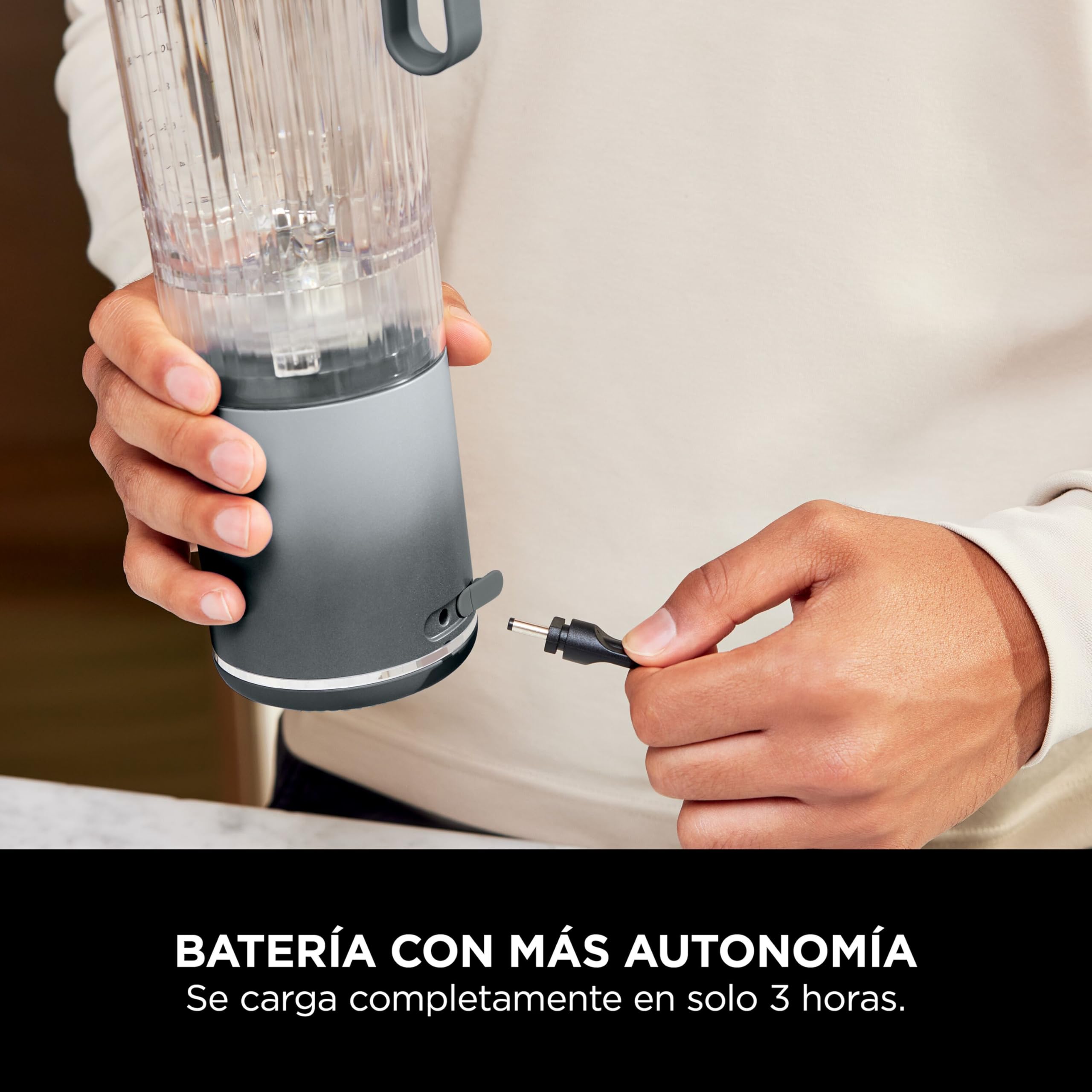 Ninja Blast Max Batidora portátil de 570 ml con batería recargable, vaso para mezclas y tapa antigoteo para hacer smoothies, batidos de proteínas, picar hielo y fruta congelada, plata, BC251EUSL