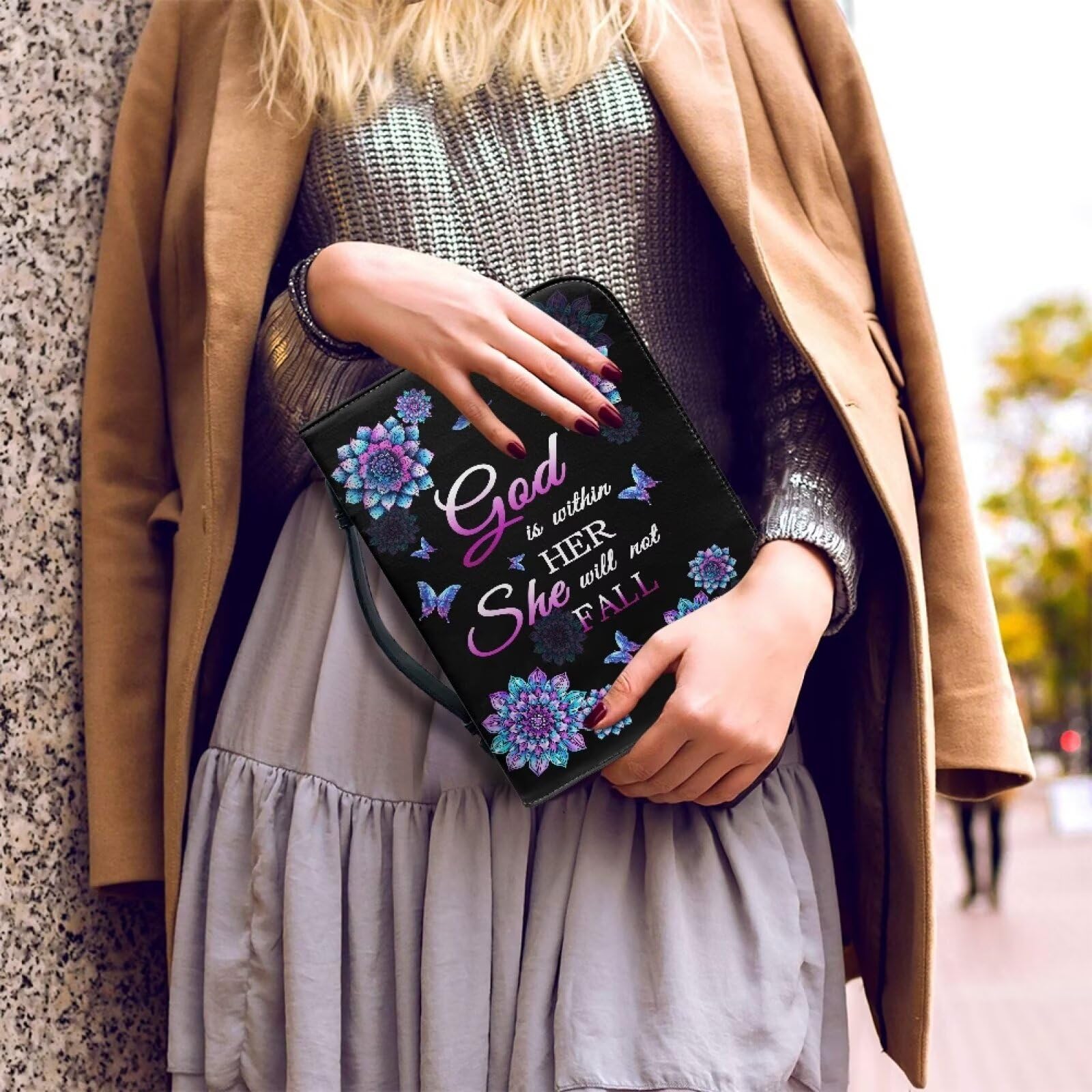 Suobstales Custodia in pelle con stampa mandala e farfalle, per donne e uomini, con scritta "God is Within Her Bibbia", borsa da trasporto con manico e tasca, organizer portapenne, L