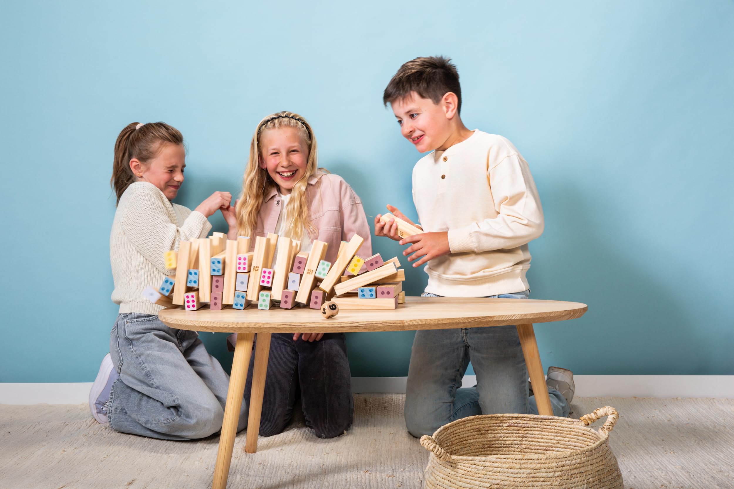 BS Toys Olbrzymia wieża drewnianych cyfr - edukacyjna gra balansowa z 48 blokami i kostką - rozwija koordynację i koncentrację