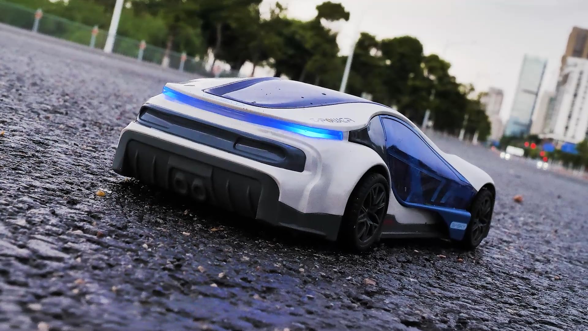Ninco - Coche teledirigido EV-Sky con batería de Litio y estación de Carga Funcional, Concept Car con Luces Delanteras y traseras, Conector USB C, A Partir de 6 años (NH93196)