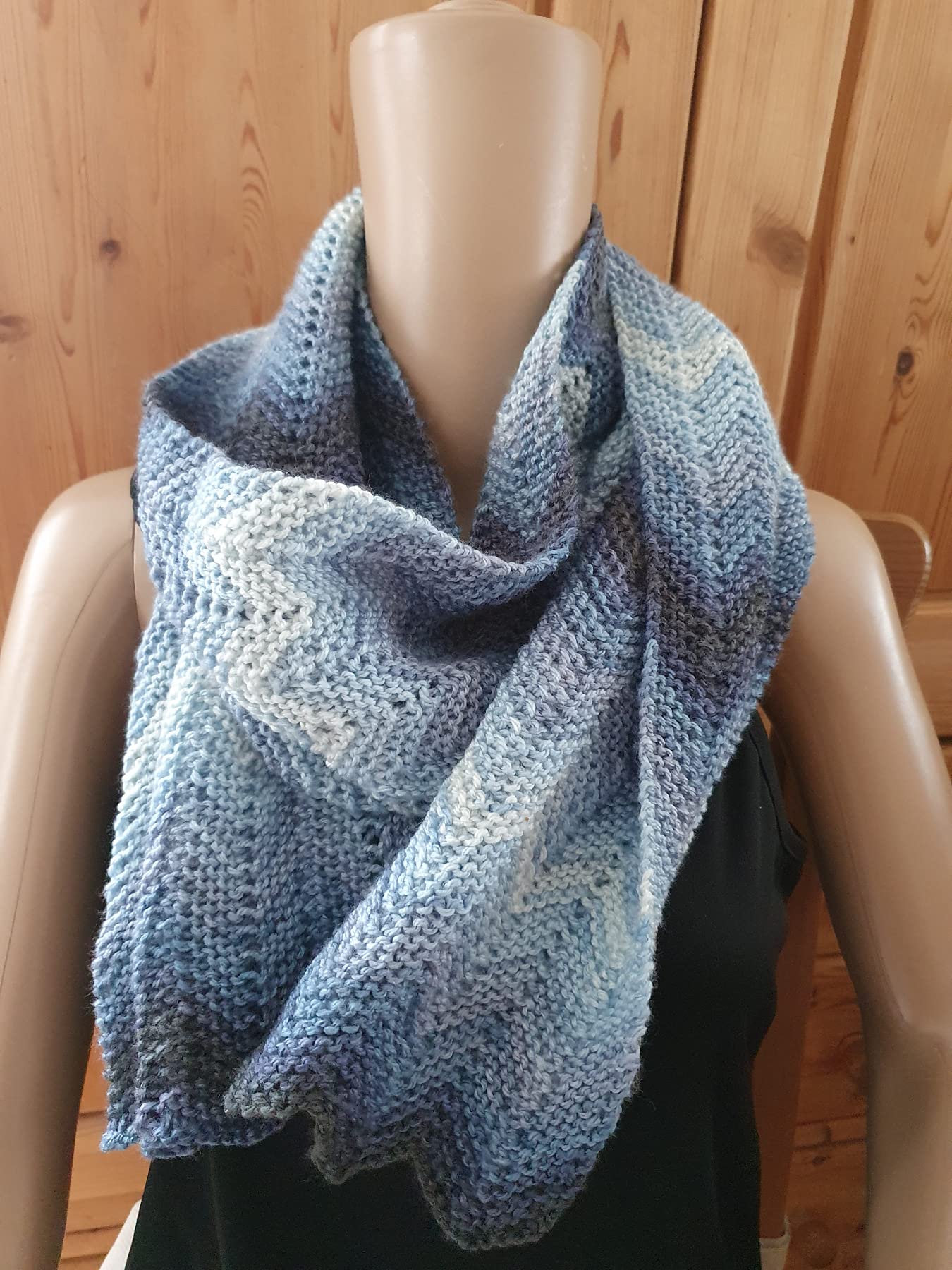 Wollschal XXL ca. 160 x 23 cm Schal handgestrickt Farbverlauf handgestrickt Zick-Zack Zackenmuster