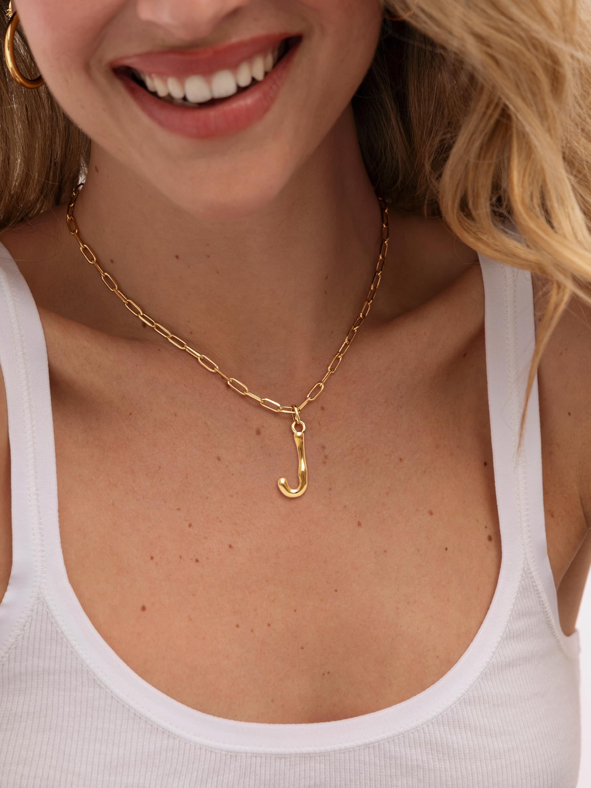 SINGULARU - Collar Personalizado Chic Letter XL. Acero con Baño en Oro de 18 Kt. Joyas Para Mujer.