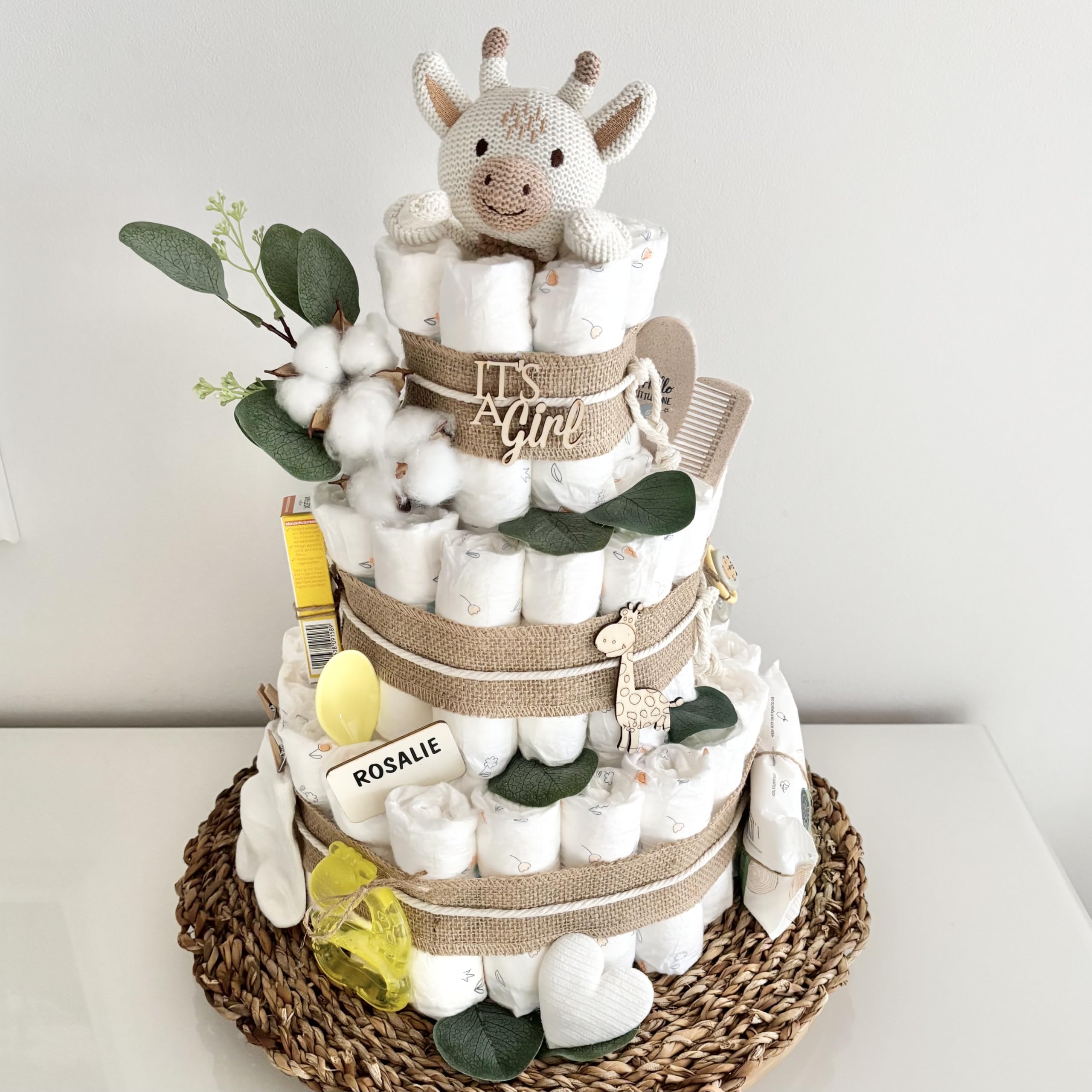 Windeltorte XXL mit Giraffe Socken Schnuller Löffel und mehr, für Jungen & Mädchen, Babytorte für Babyparty Babyshower Gender-Reveal, Namen personalisierbar, Baby Party Deko Dekoration Geburt