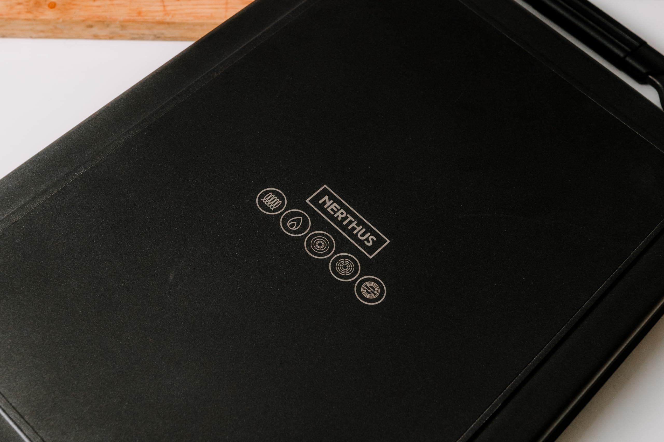 Nerthus FIH 1571 plancha asador de aluminio fundido con revestimiento antiadherente quantanium de ppg compatible con inducción, gas y vitrocerámica asas con silicona desmontables 43 cm