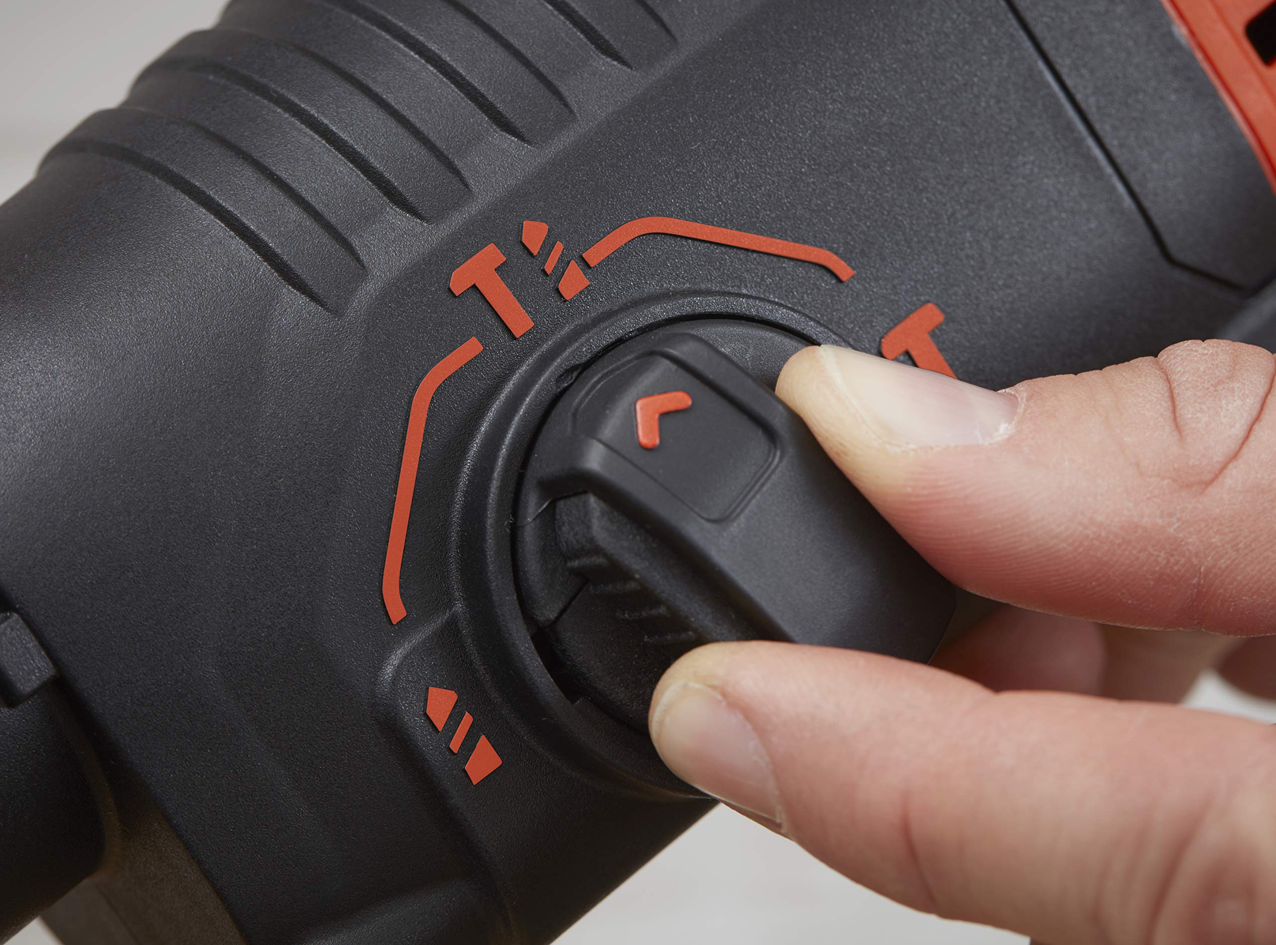 Black+Decker SDS-plus młot kombi BEHS01 (650 W, 1,4 J, do efektywnego wiercenia, udaru i lekkich prac dłutujących, w zestawie 2 wiertła SDS-plus, uchwyt wiertarski na koło zębate, adapter)
