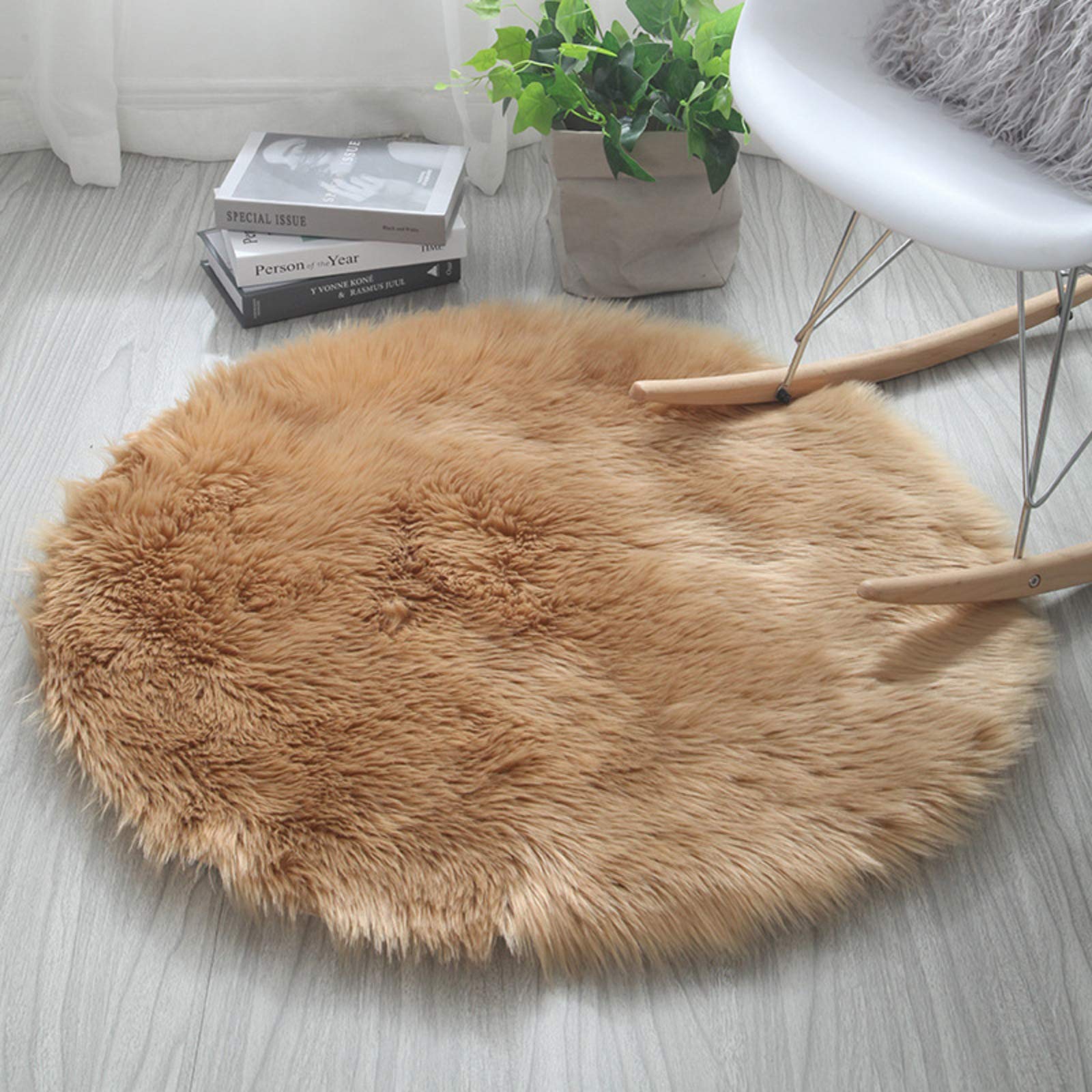 Tapis rond à poils longs pour créer un coin lecture cocooning dans votre chambre à coucher