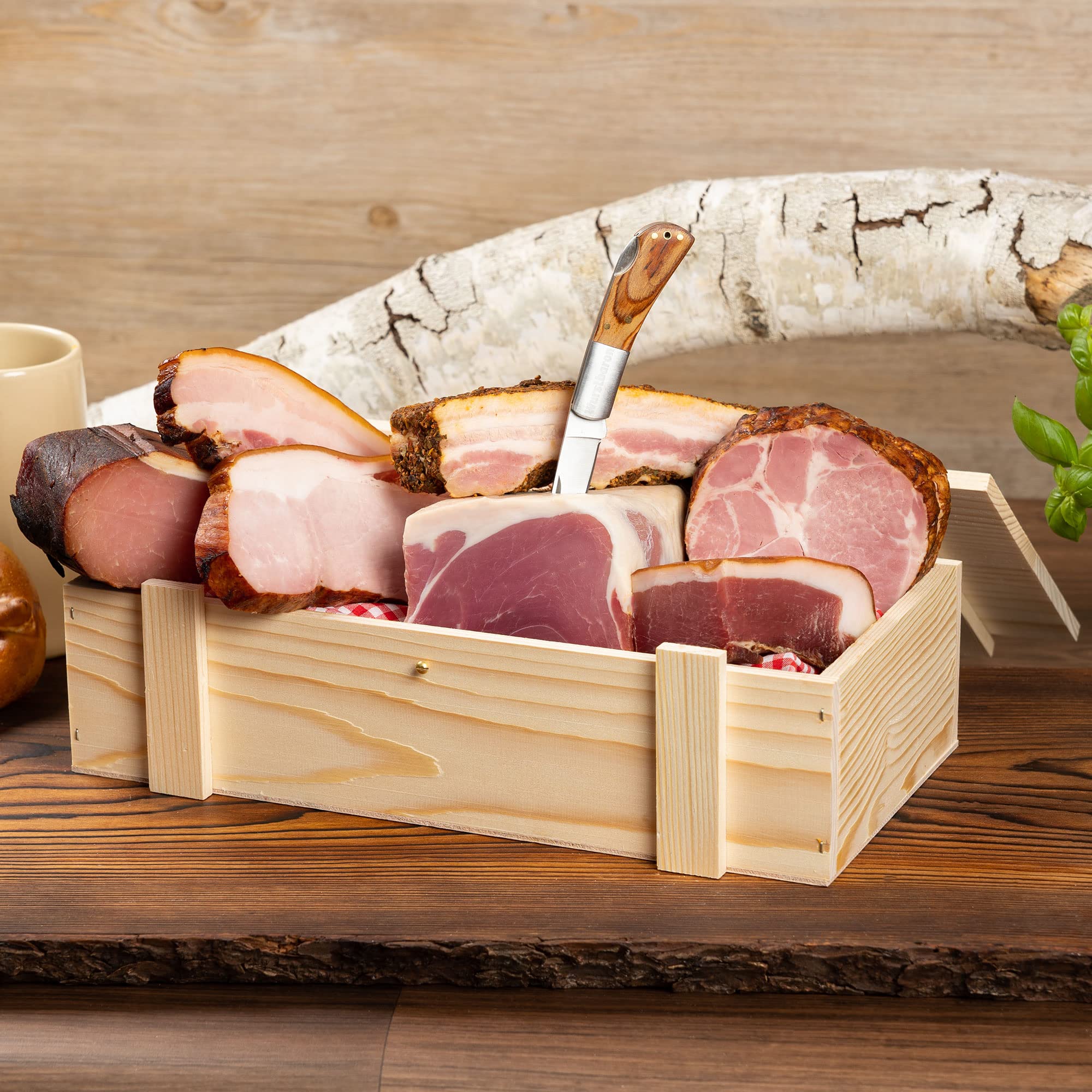 WURSTBARON® Schinken Wurst Geschenkbox aus Holz mit Serrano, Wacholderbauch, Bauerngeräuchertes, Schwarzrauch, Hüttenspeck & Taschenmesser - 2,88 kg