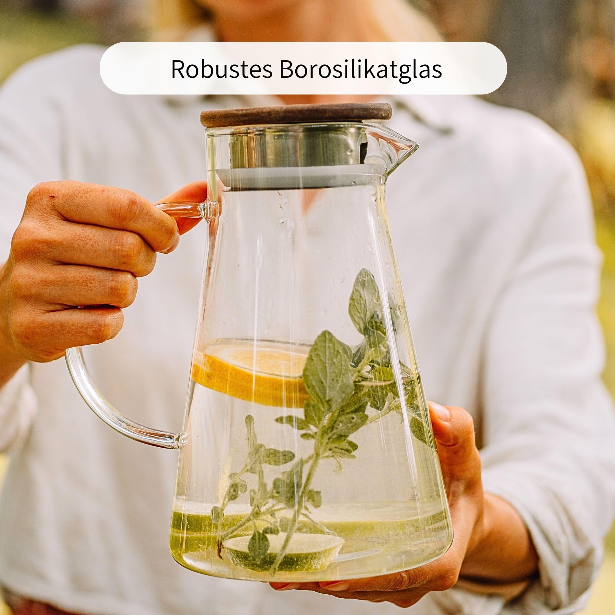 ECONOVO Glaskaraffe mit Deckel 1,5L, Wasserkaraffe mit Sieb, heiß & kalt | Aus Borosilikatglas mit Akazienholzdeckel und Sieb, für Wasser, Saft, Eistee und heiße Getränke, spülmaschinenfest