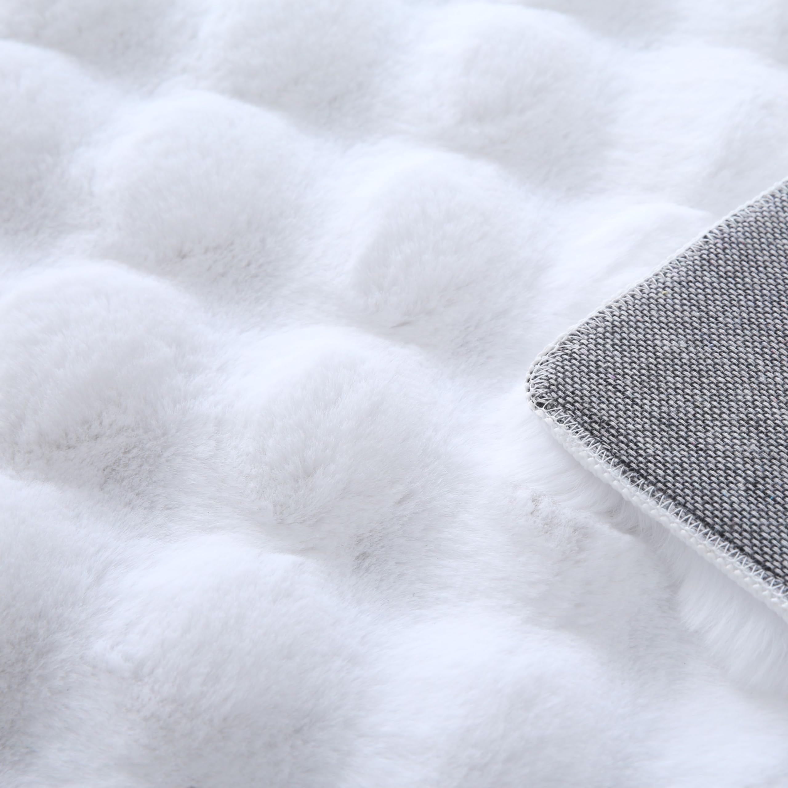 HomebyHome Tapis Blanc 200x290 cm, Effet Fourrure avec Structure Relief et Design Bulles, Ultra Doux et Pelucheux, Idéal Salon et Chambre