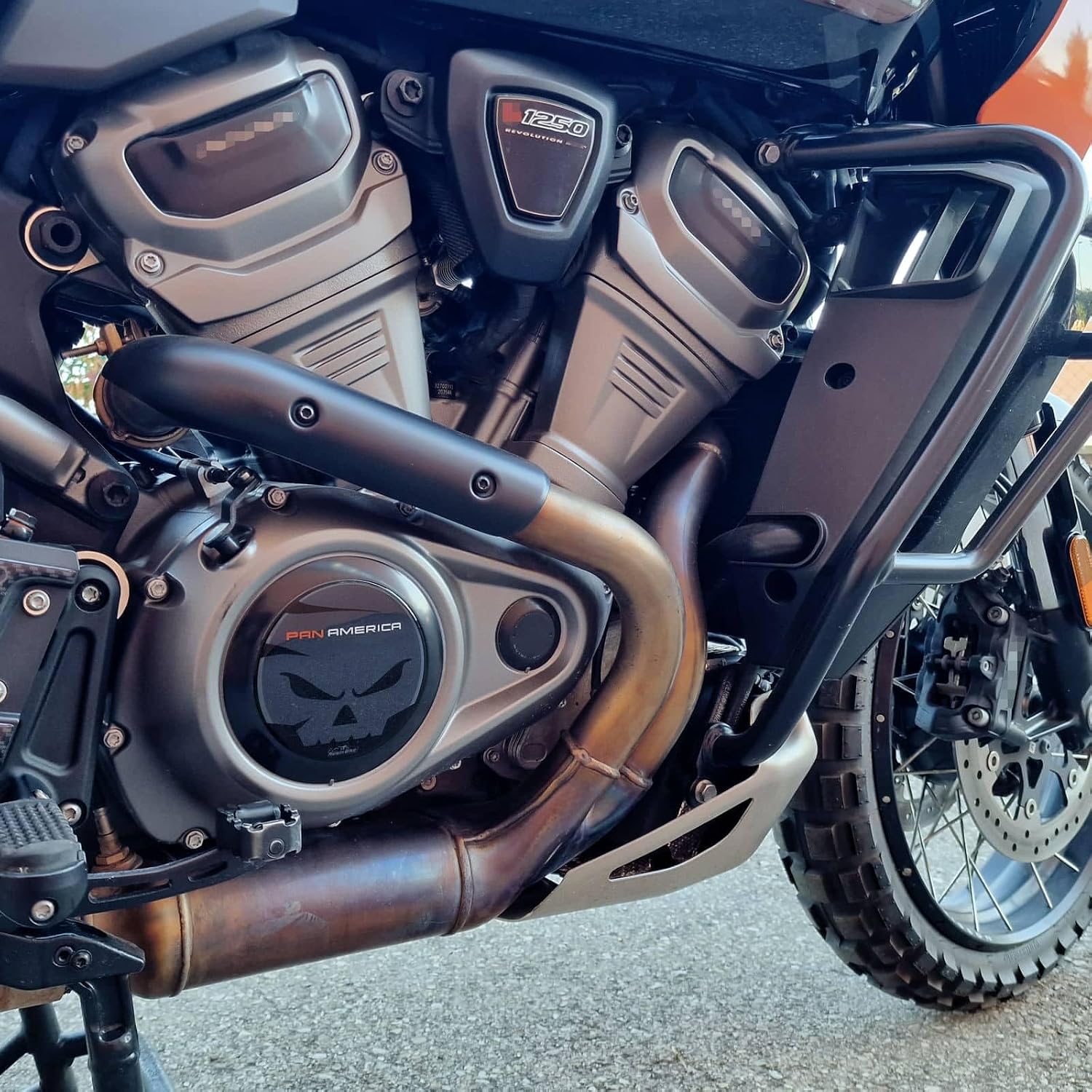 Наклейки Resin Bike Moto, совместимые с Harley Davidson Pan America 1250 2020–2026 годов выпуска. Защищают область картера вариатора от ударов и царапин. Смоляные наклейки с 3D-эффектом