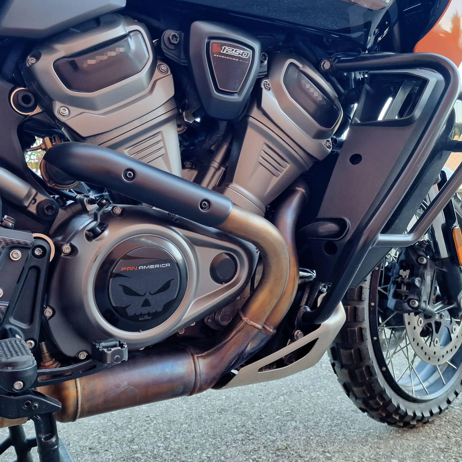 Resin Bike Naklejki Moto kompatybilne z Harley Davidson Pan America 1250 2020-2026. Chronią Obszar skrzyni korbowej wariatora przed uderzeniami i zadrapaniami. Naklejki żywiczne z efektem 3D