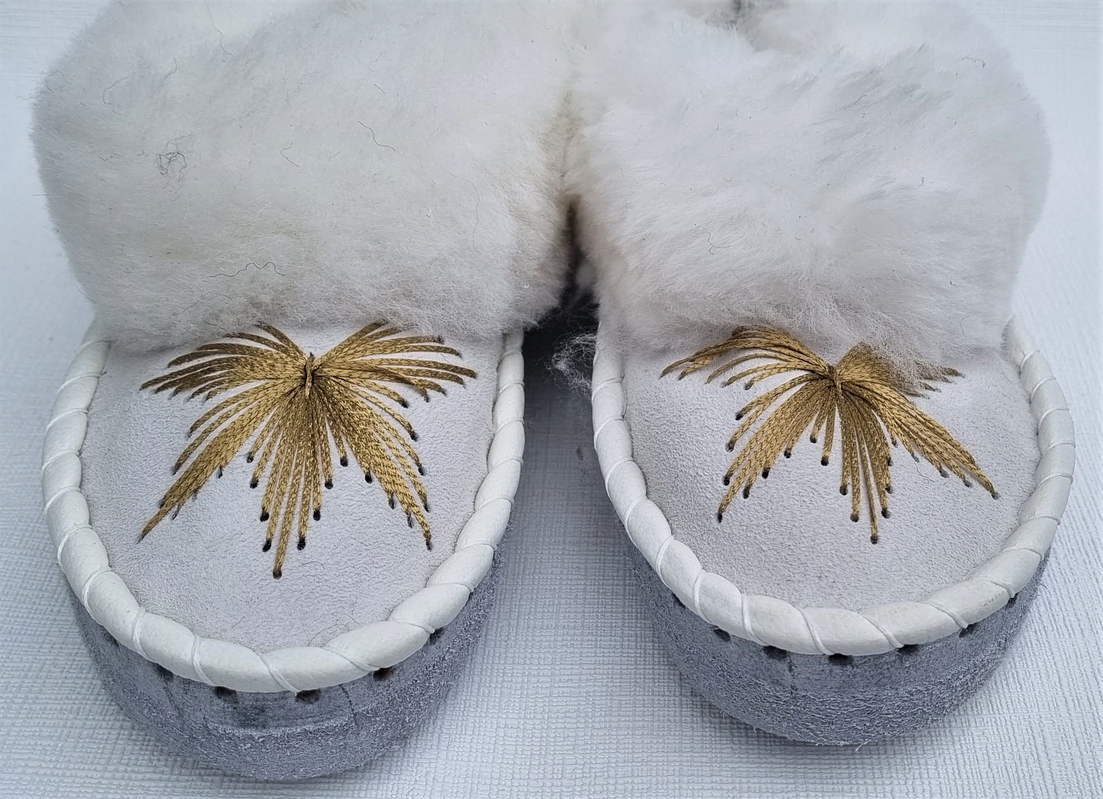Generisch LAMMFELL Warme HAUSSCHUHE Mokassin Gr.36-37-38-39-41-42 NEU, Schaffell/-leder Schuhweite:NORMAL Handarbeit *Weiß* Gold Bestickt