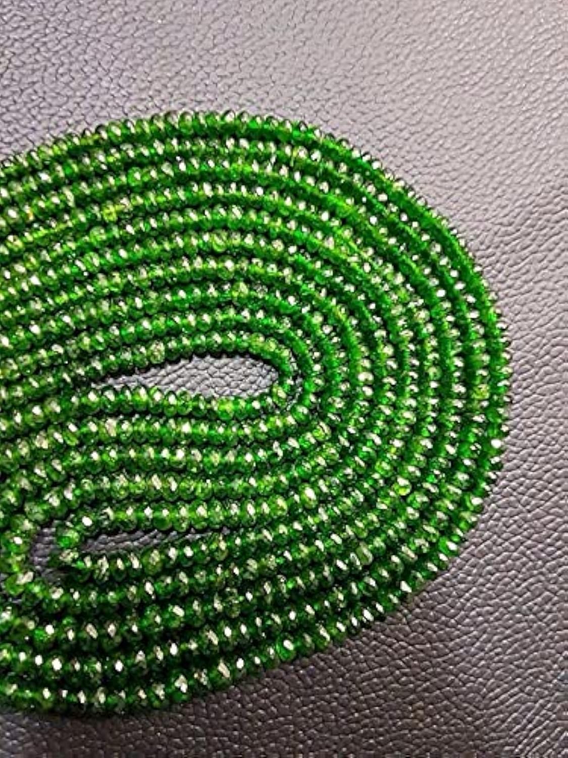 Perles de diopside verte facettées pour créer un collier en pierres de Sibérie
