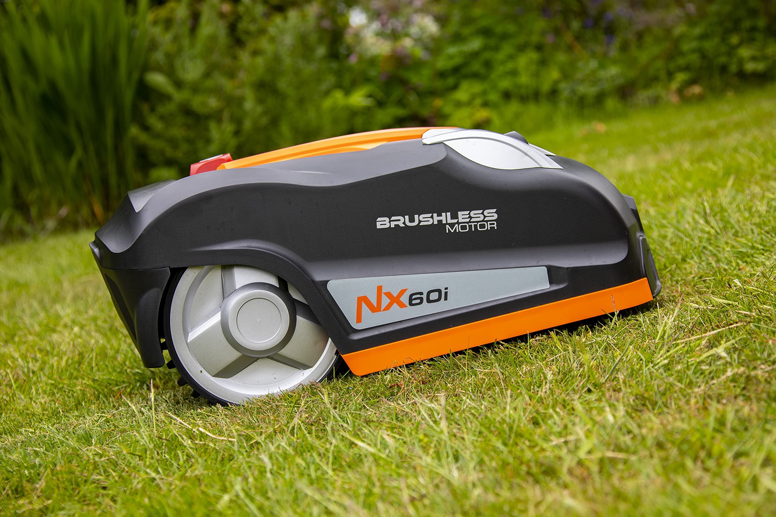 YARD FORCE Robot cortacésped NX100i de hasta 1000 m². Robot cortacésped autopropulsado con control por aplicación, sensor iRadar, programación multizona, panel de control LCD con teclado numérico.