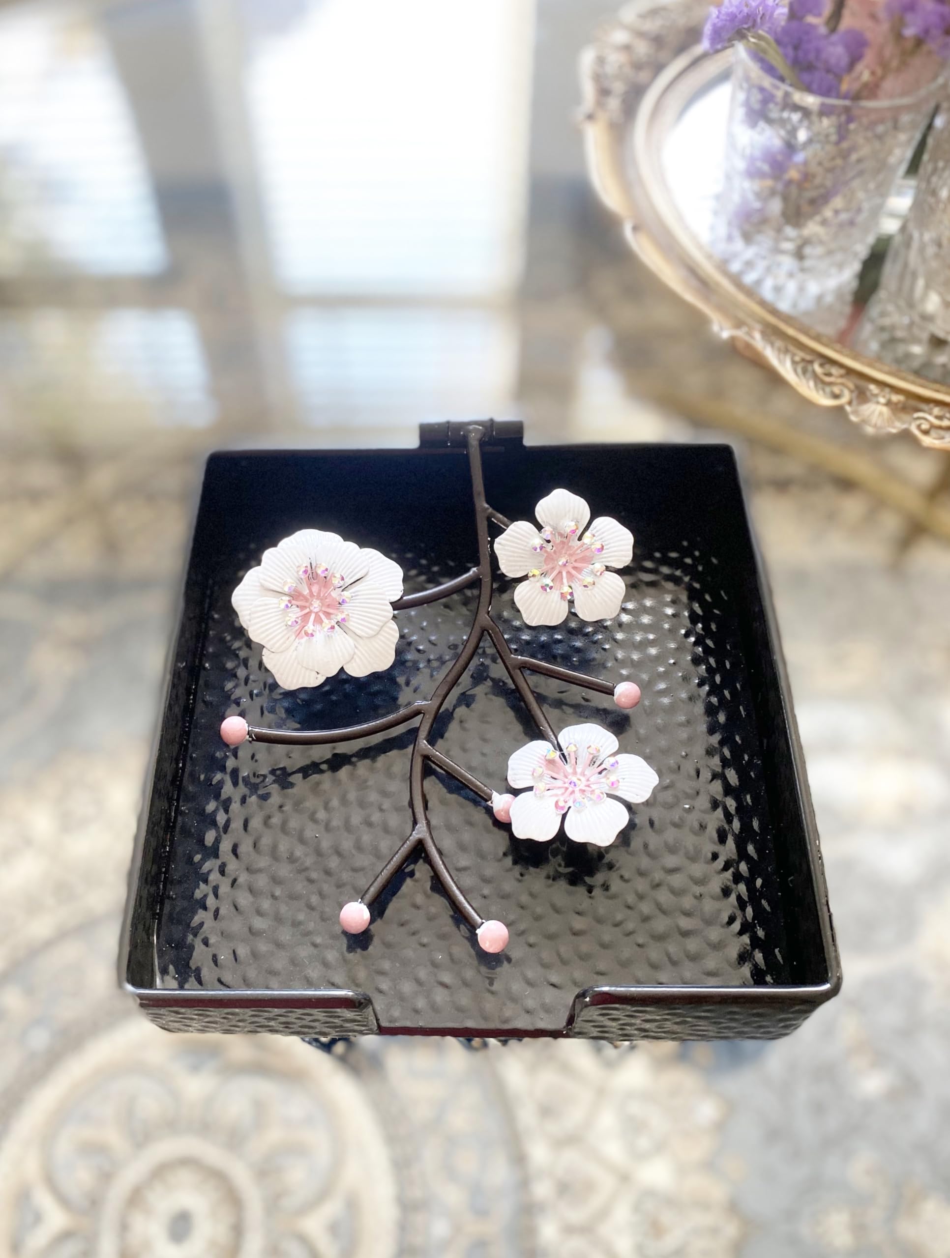 Portatovaglioli quadrato piatto nero con fiori di orchidea bianca | Braccio zavorrato in metallo incernierato | Porta tovaglioli di carta per asciugamani | vassoio organizer dispenser | Home