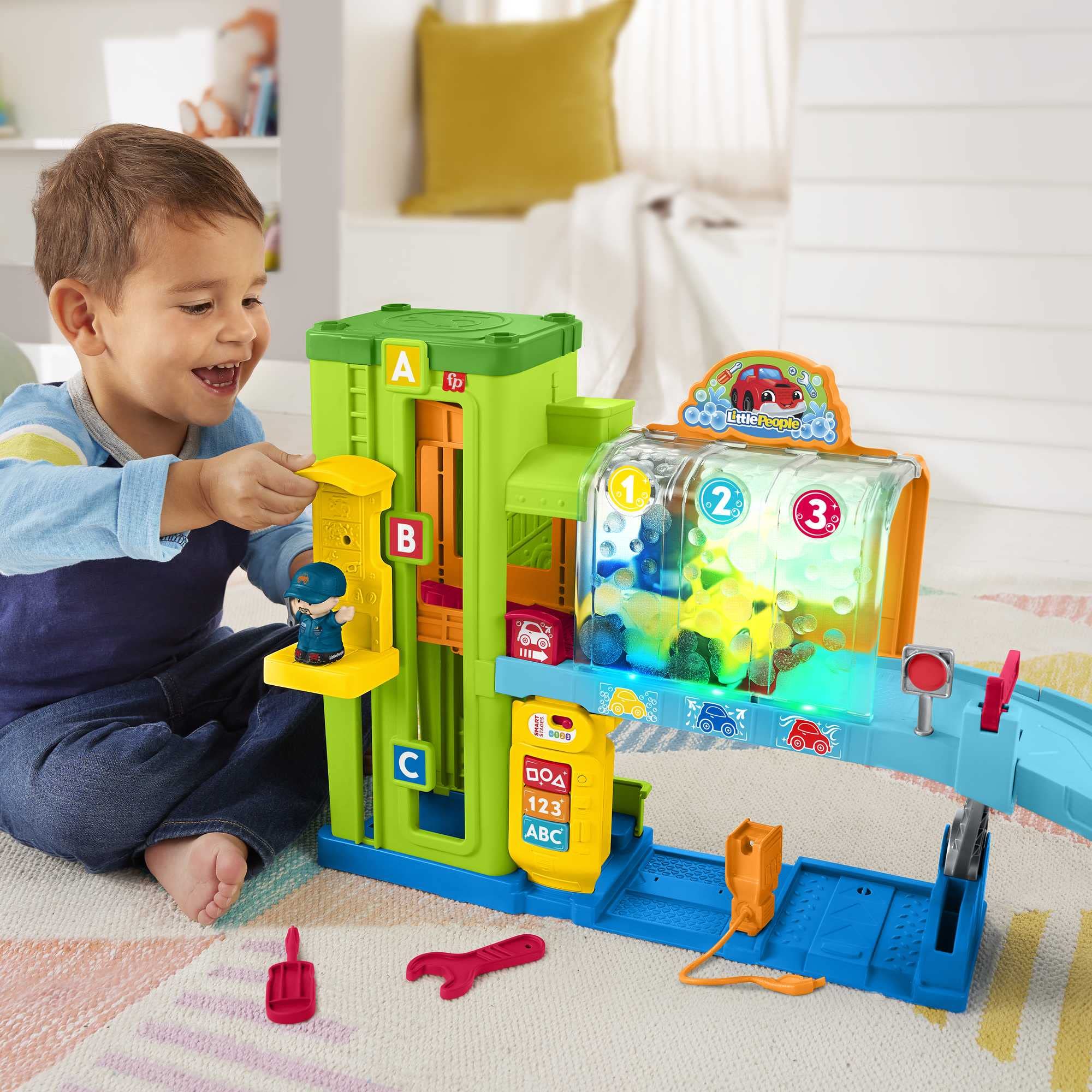 Fisher-Price Little People - Autolavaggio, playset interattivo con rampa per le auto, luci e musica, contenuti Smart Stages, versione multilingua, giocattolo per bambini, 1-5 anni, HRB34