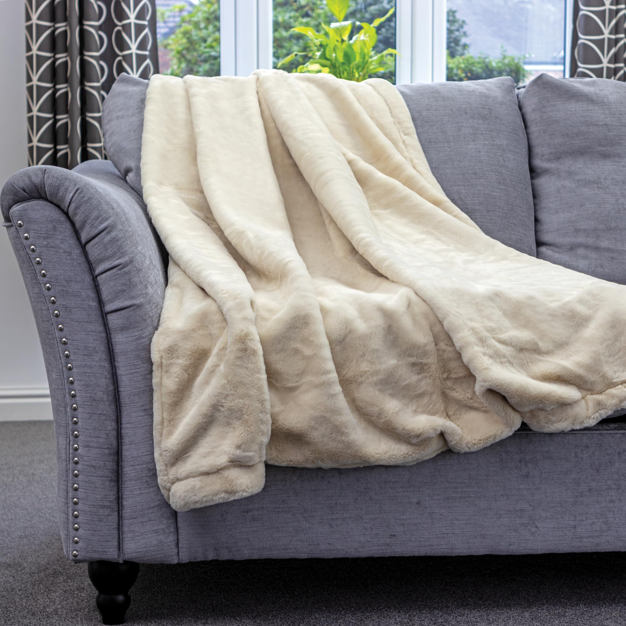 Dreamcatcher Luxurious Cream Faux Fur Throw Blanket 160 x130cm, Large Blankets and Throws Fleece Blanket, Ideal Fluffy Blanket for Sofas, Beds, Chairs and Couch