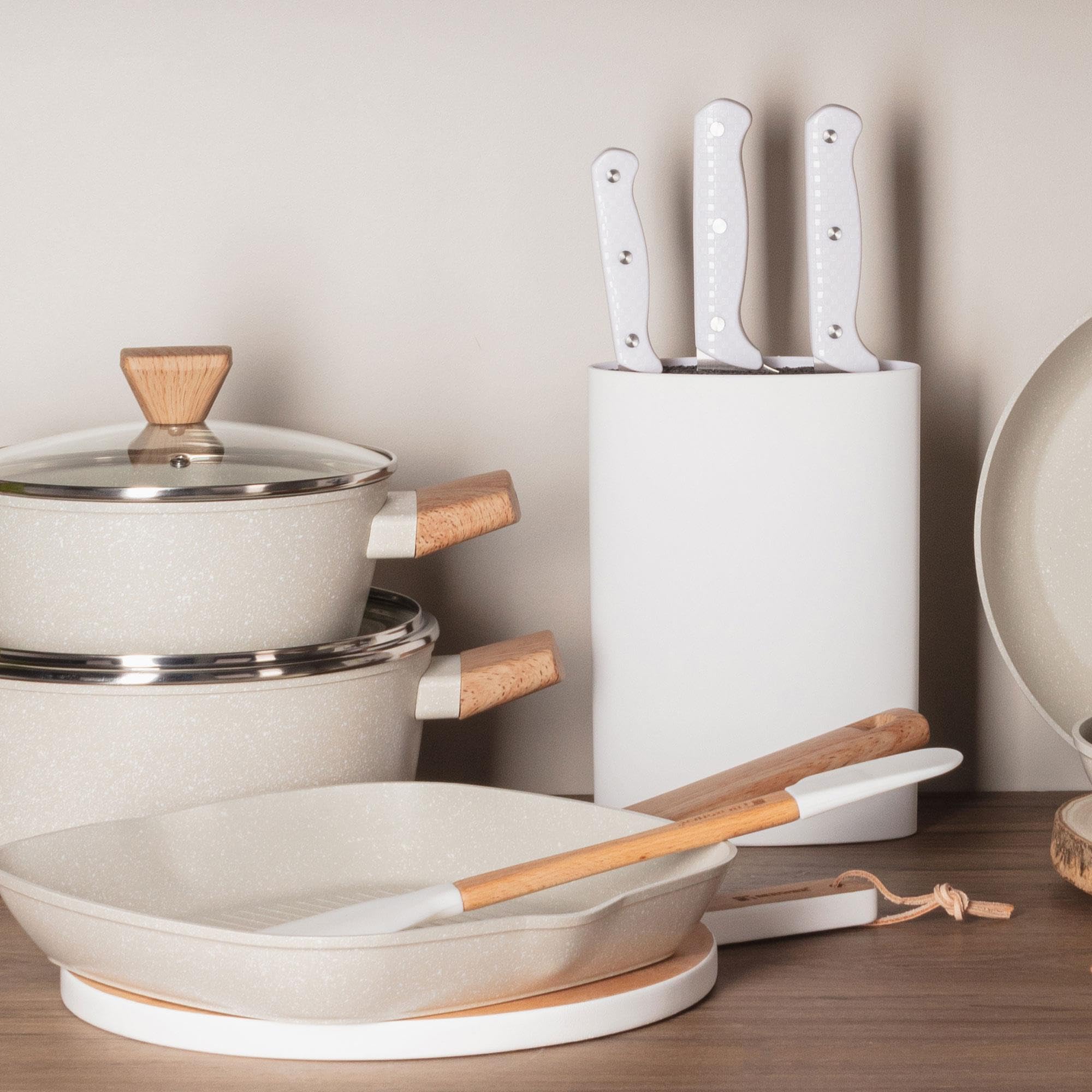 5-teiliges Kochgeschirr-Set (2 Töpfe mit Deckel + Kasserolle) Stahl mit Beschichtung + Bergner NATURALLY 3-teiliges Küchenhelfer-Set aus Silikon und Holz