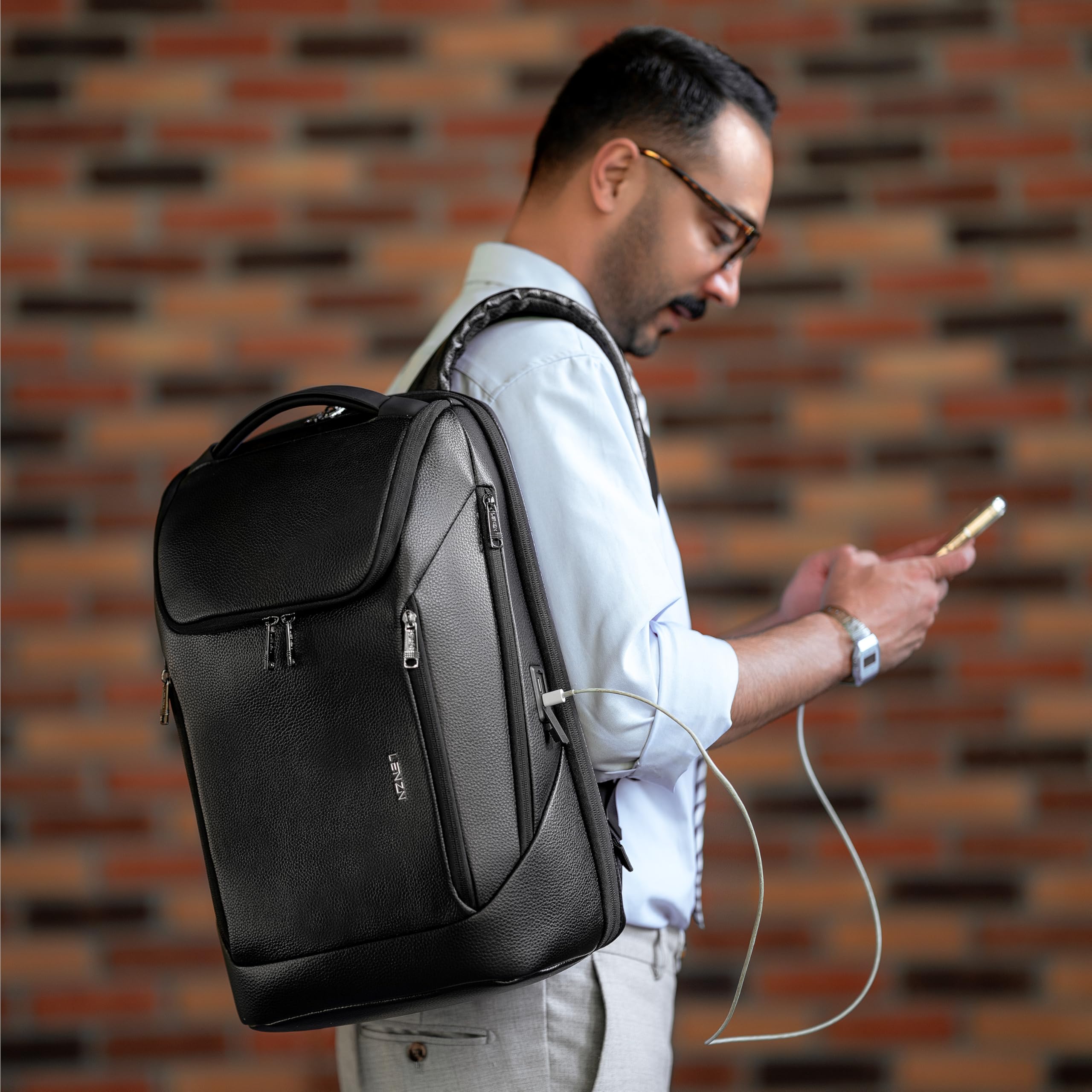 LENZN Mochila de cuero duradero para laptop, perfecta para hombres y mujeres, mochila de trabajo para 15.6 pulgadas, bolsa de viaje de con puerto de carga USB, resistente al agua