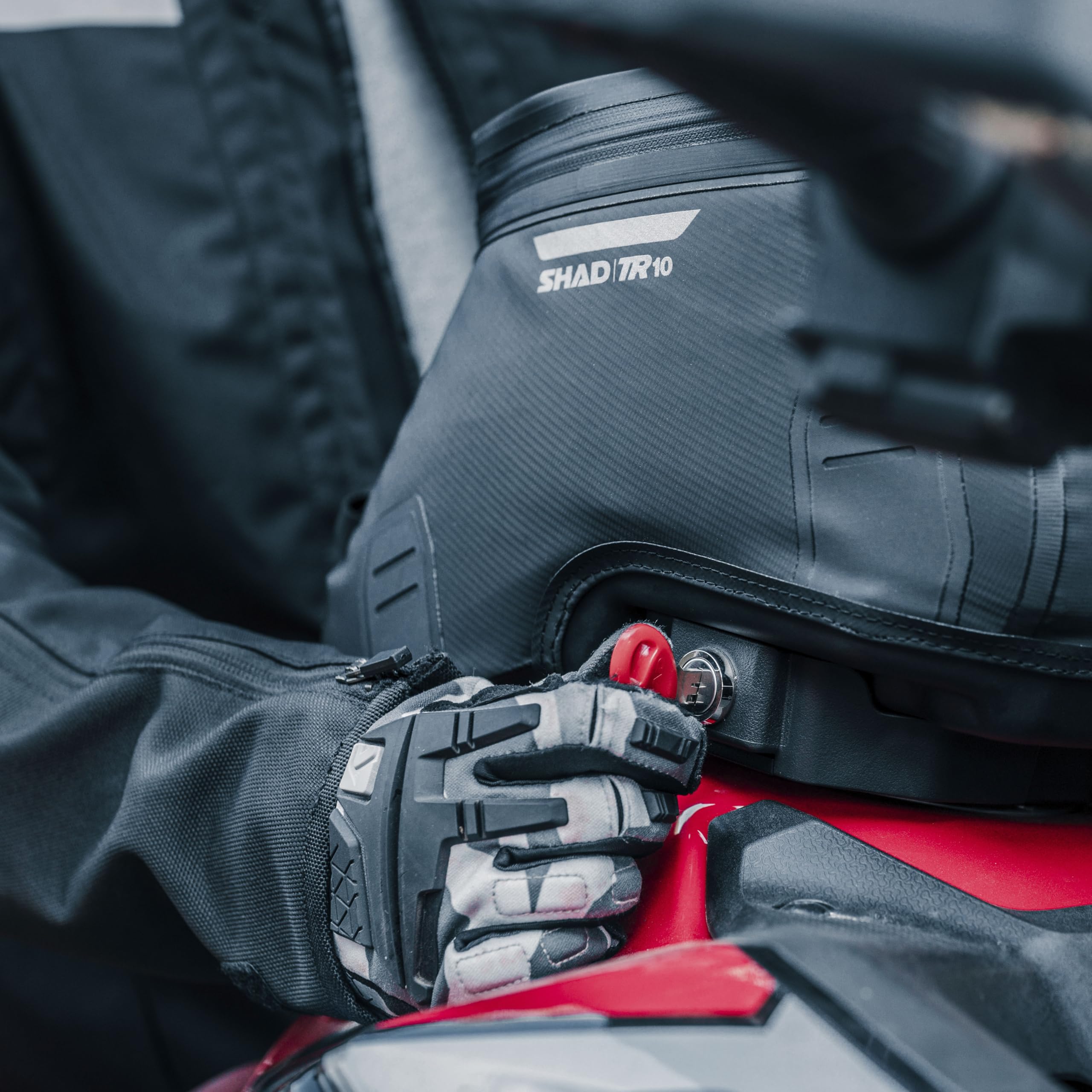 SHAD TR10CL Waterproof Tank Bag Click System