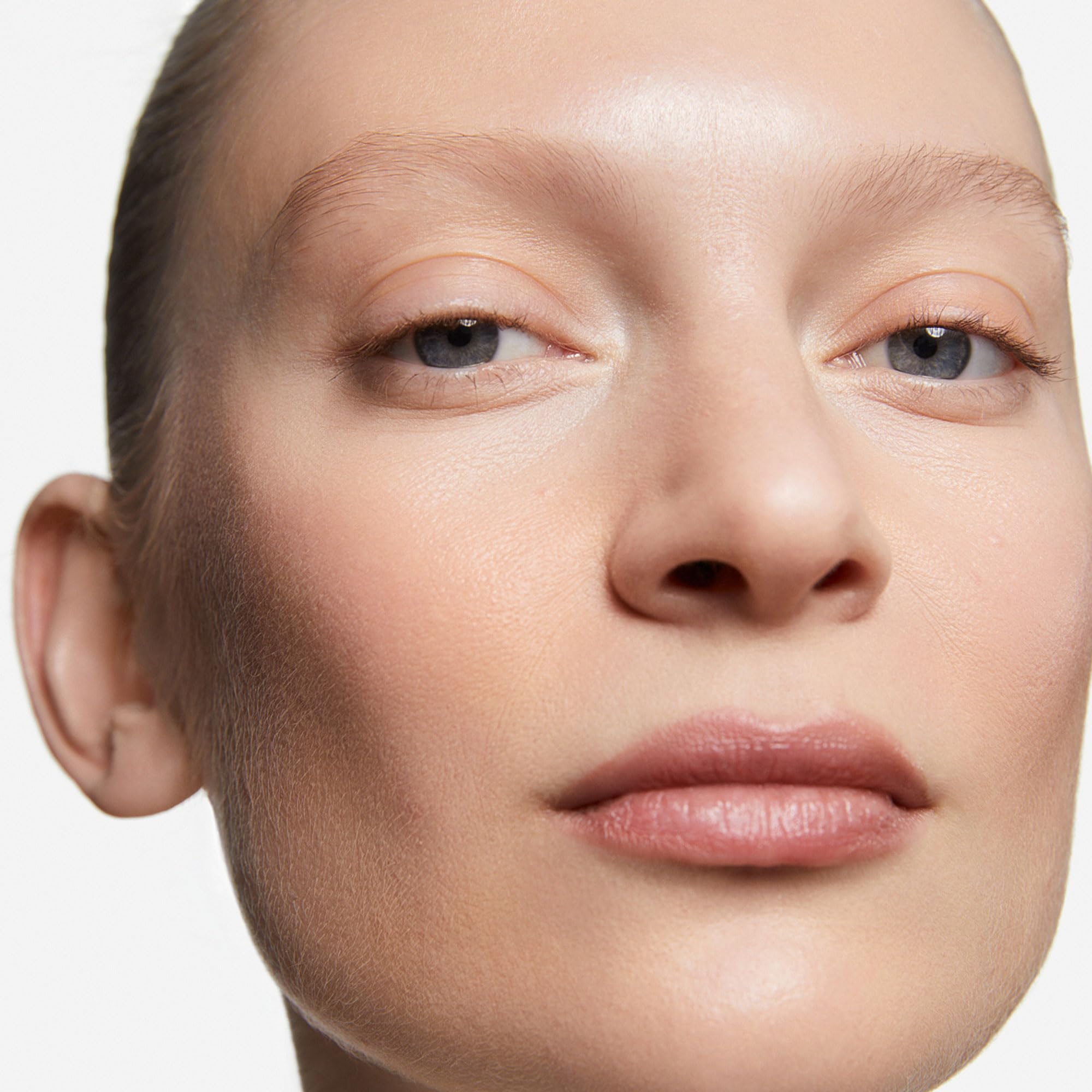 Inglot Illuminierende Foundation mit Hautpflege-Vorteilen | Sonnenschutz | Vegane Formel | Skin Focused Care Gesichtsfoundation SPF 50 | 30 ml : 301 Light Olive