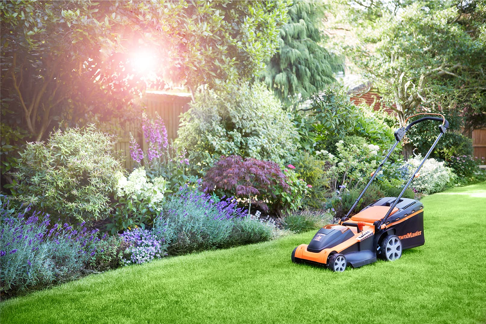 LawnMaster Cortacésped batería 48V 41cm, función Mulching | Incl. kit mulching & cesta 41L, motor 48V potente, 6 alturas 22-72mm, diseño robusto, fácil plegado.