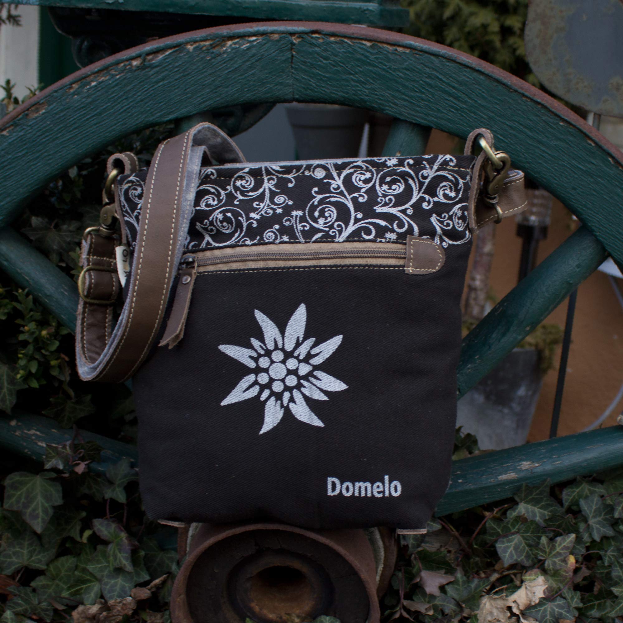 Domelo Trachtentasche. Kleine schwarze Umhängetasche. Oktoberfest Damen Crossbody Bag mit Hirsch Aufdruck. Canvas Tasche als Geschenk für Trachtenmode Liebhaber