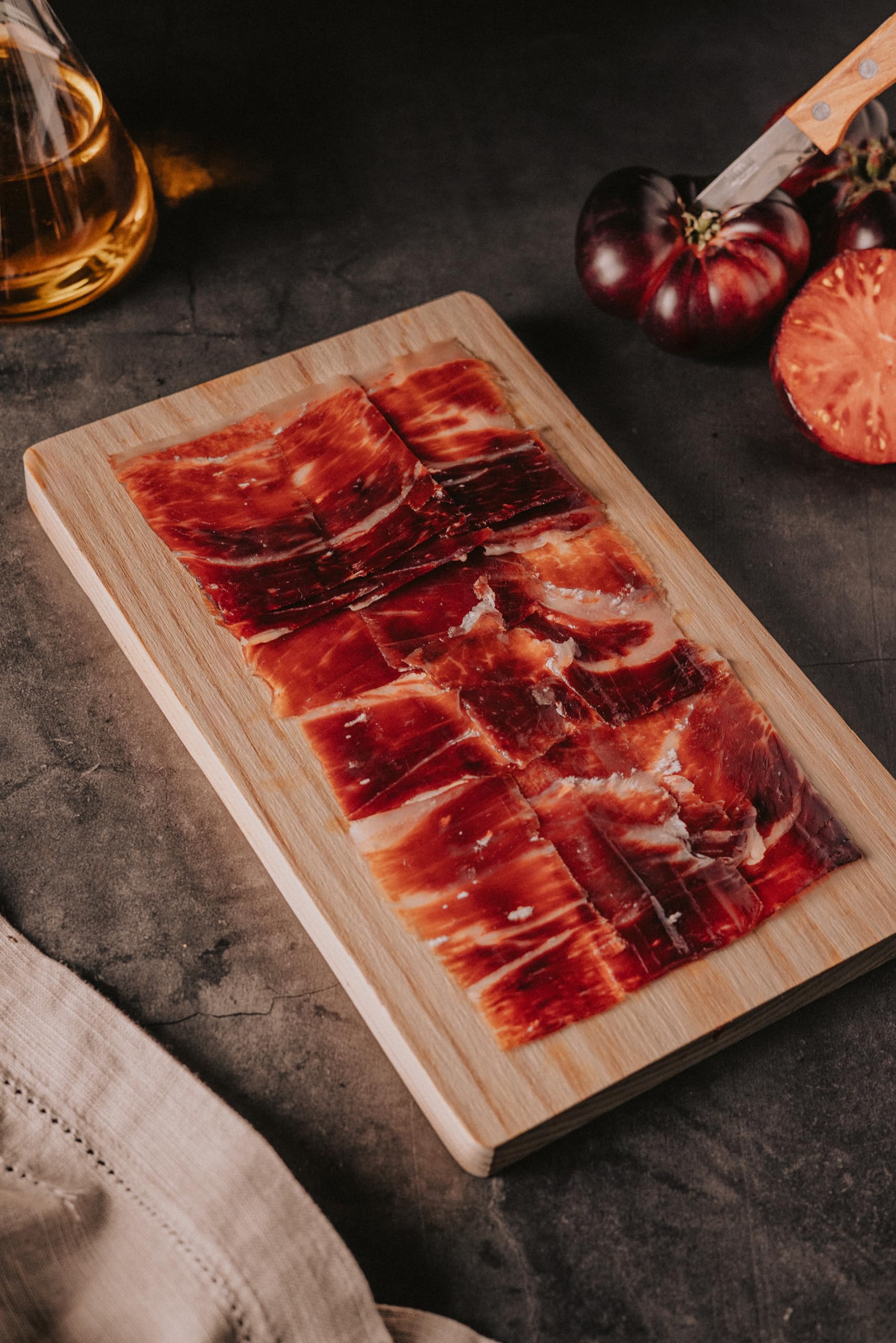 Maximiliano – Jamón Cebo de Campo 100% Ibérico – Pieza 8kg – Curación Natural de +30 Meses – Brida Verde – Alimentación Natural – Incluye Tabla Jamonera