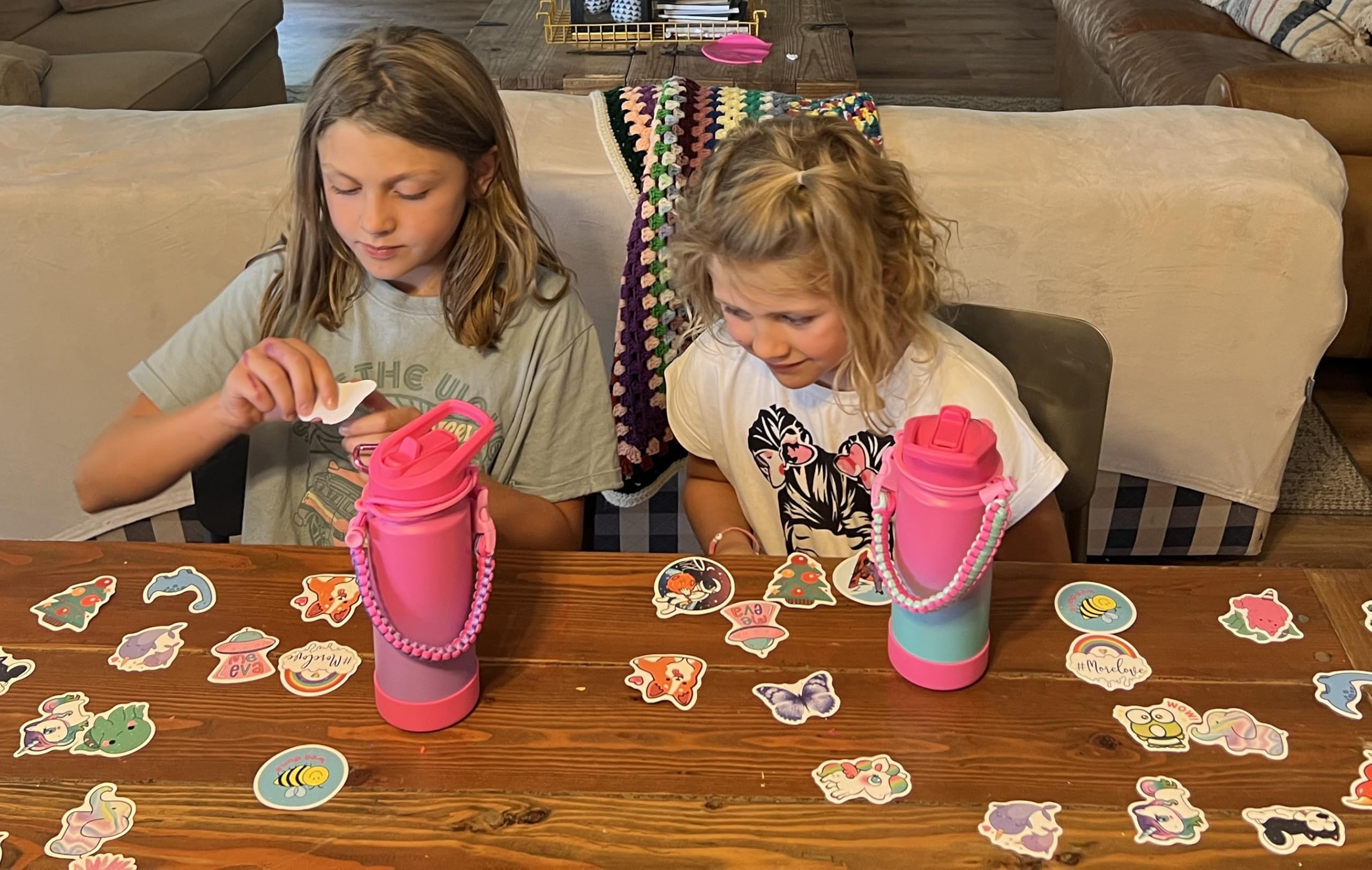 Mininoo Botella de agua aislada para niños, botella de agua de acero inoxidable de 16 onzas con asa de paracaídas para niñas y niños (paquete de 2)