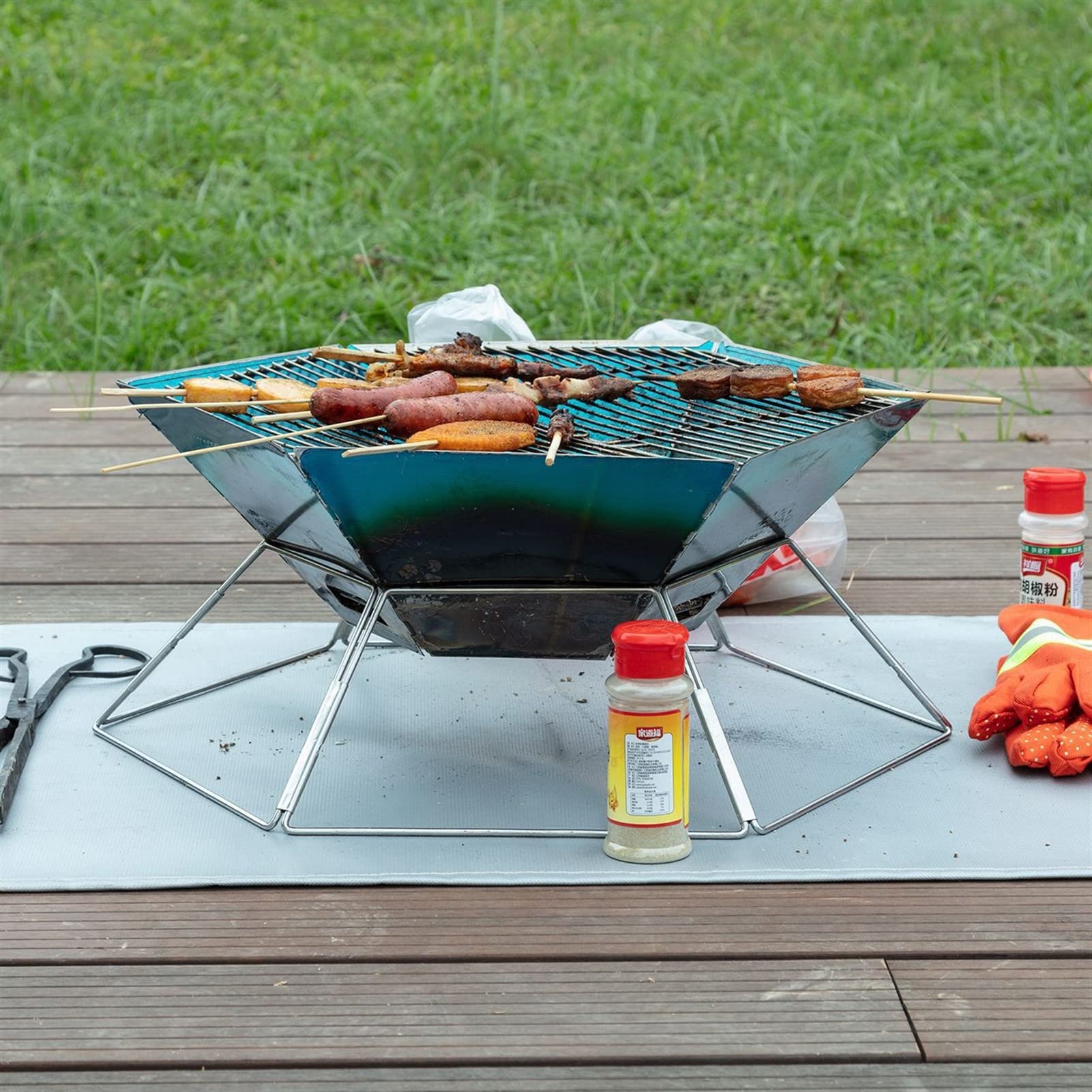 Ognioodporna mata do grilla, trudnopalna mata podłogowa na kemping, grill, na zewnątrz, patio, ochrona tarasu i trawnika, 150 x 150 cm, szary koc do paleniska