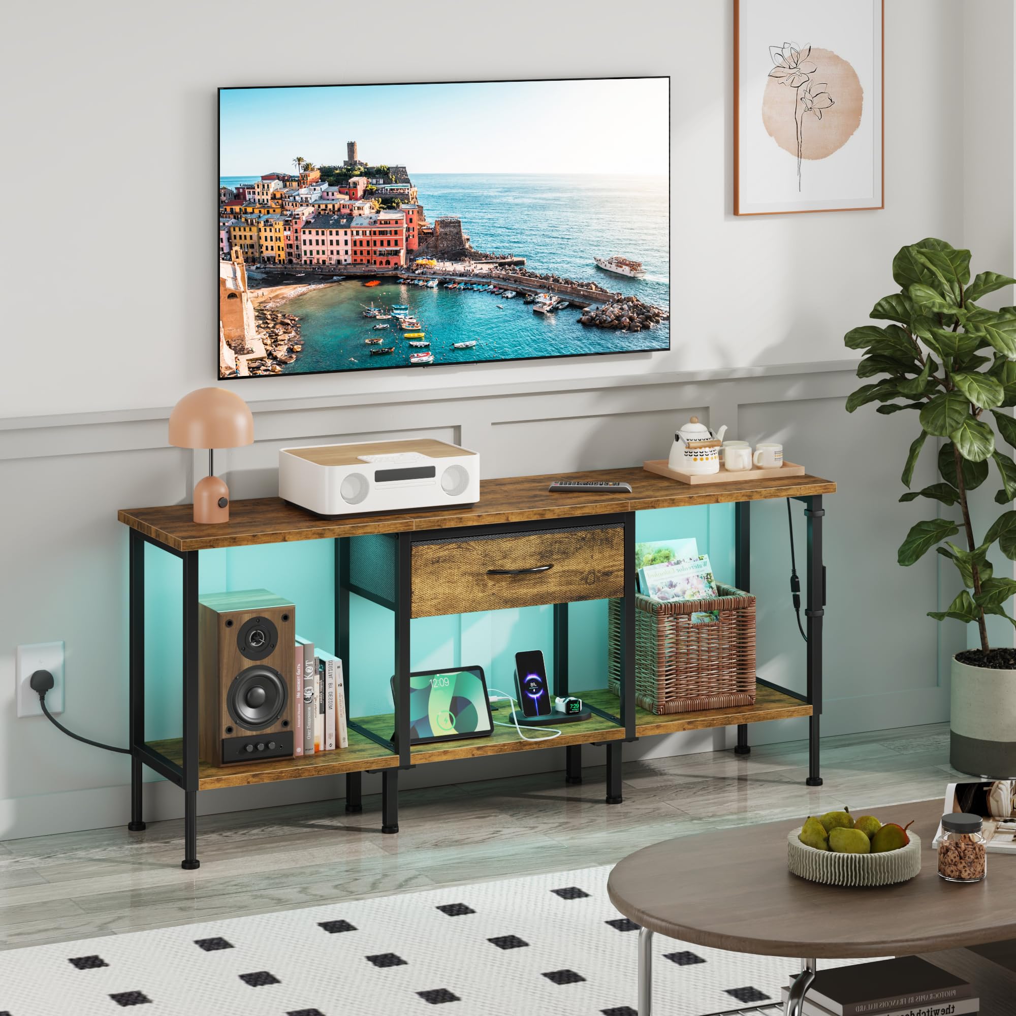 Meuble TV avec Prise et Ports USB, Table Television Salon à Éclairage LED avec Tiroir en Tissu et Étagères Ouvertes, Meuble TV 120 cm pour Téléviseur jusqu'à 55″ Marron Rustique