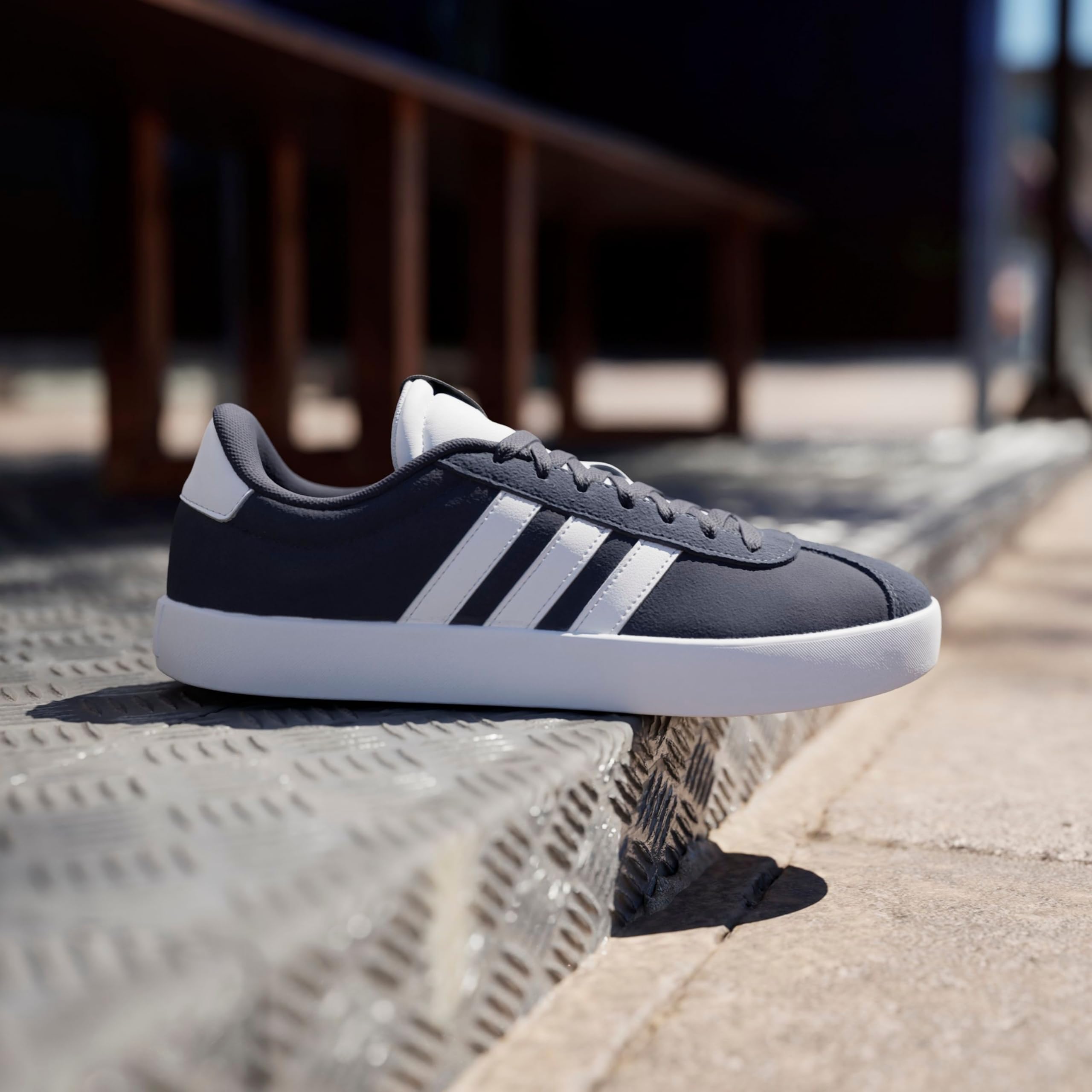 Détail de la semelle extérieure en caoutchouc des Adidas VL Court 3.0, appréciée pour sa durabilité.