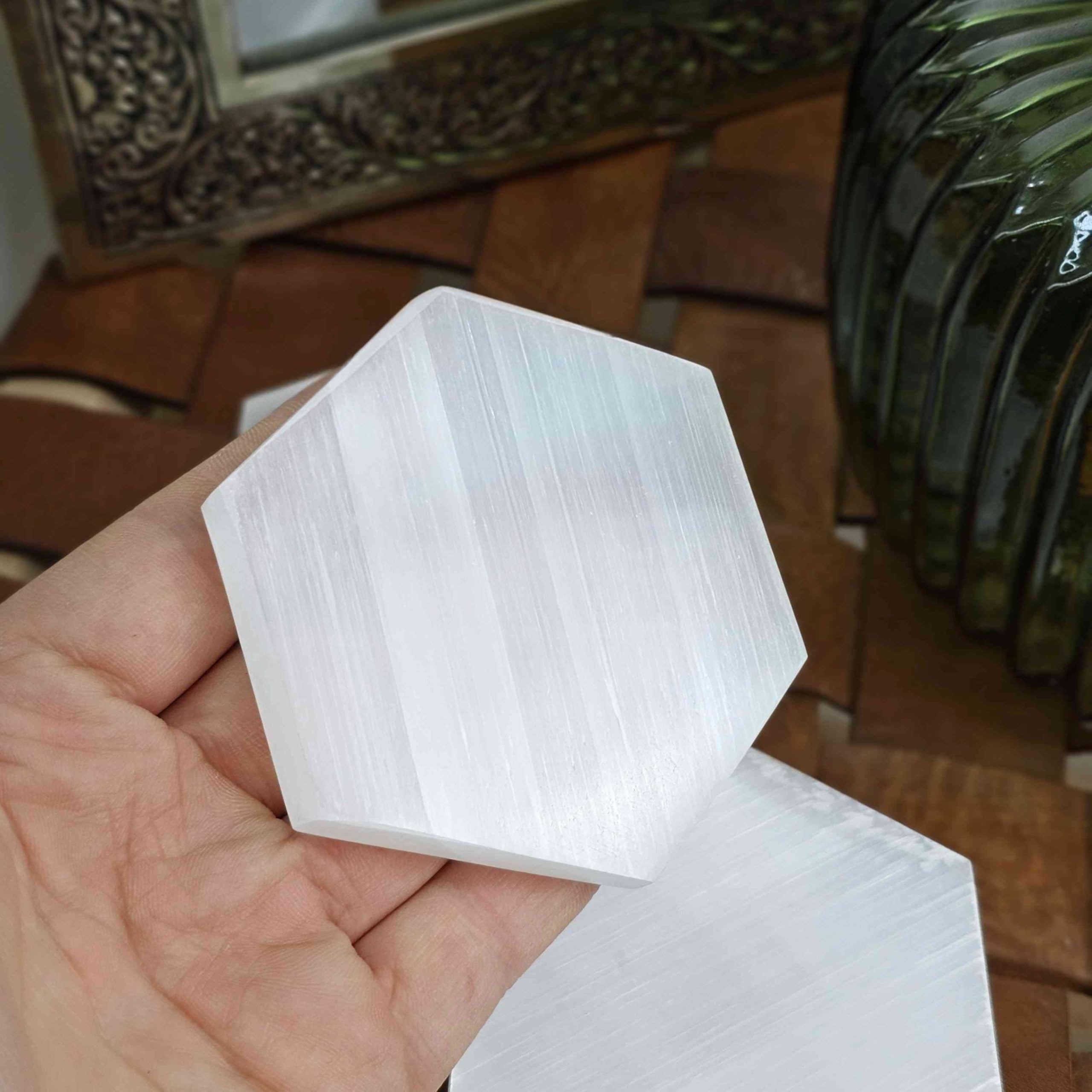 NKlaus Piastra di ricarica Selenite Hexagon 7-8 cm - Pietra di energia per ricarica di pietre preziose, Reiki e pulizia spirituale, ideale per meditazione, lavoro chakra e feng shui