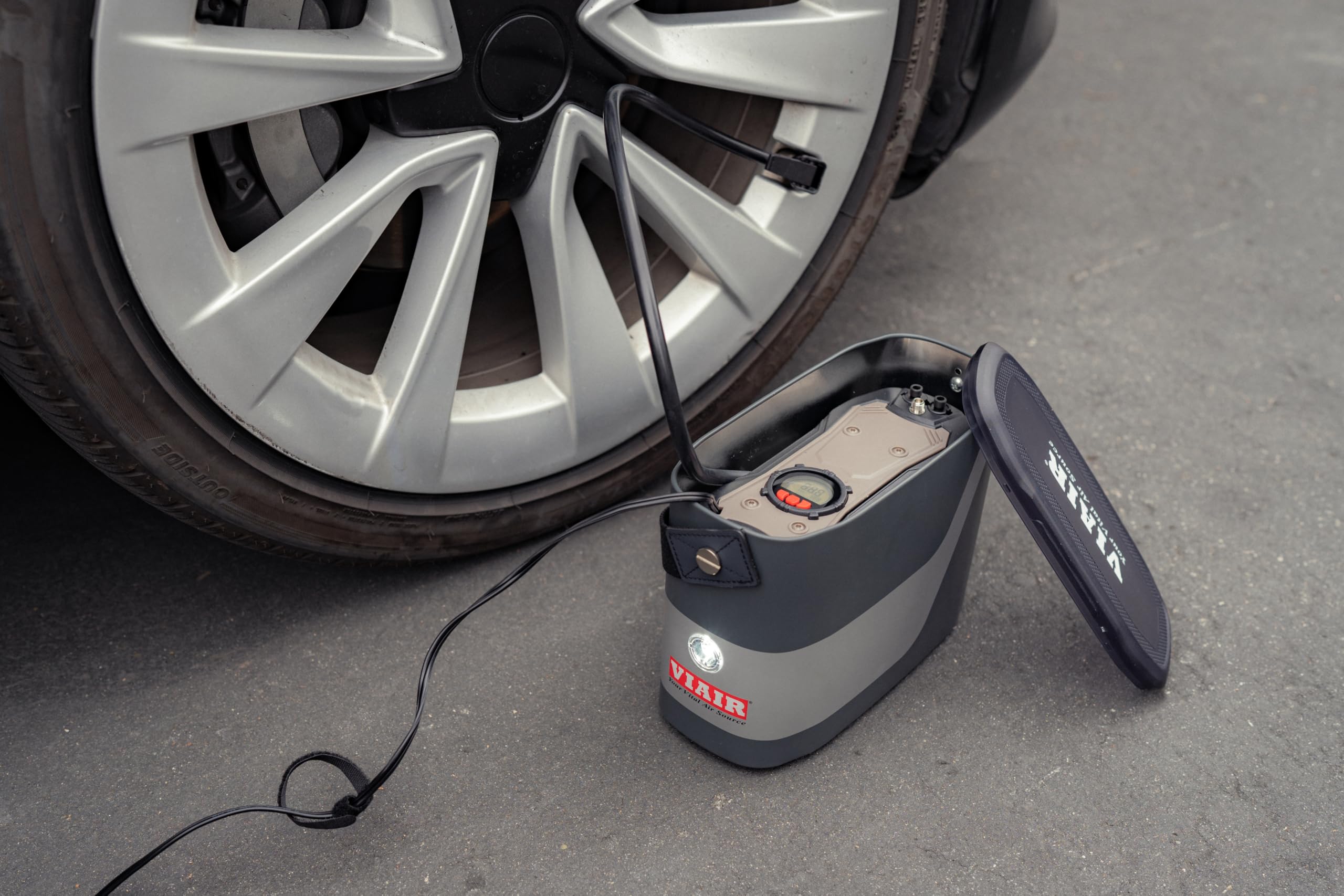 VIAIR Digital EVC75P - Inflador de neumáticos portátil para automóvil, SUV y camión | Función de apagado automático preestablecido | Bomba de neumáticos de carretera de 12 V, compresor de aire de 100