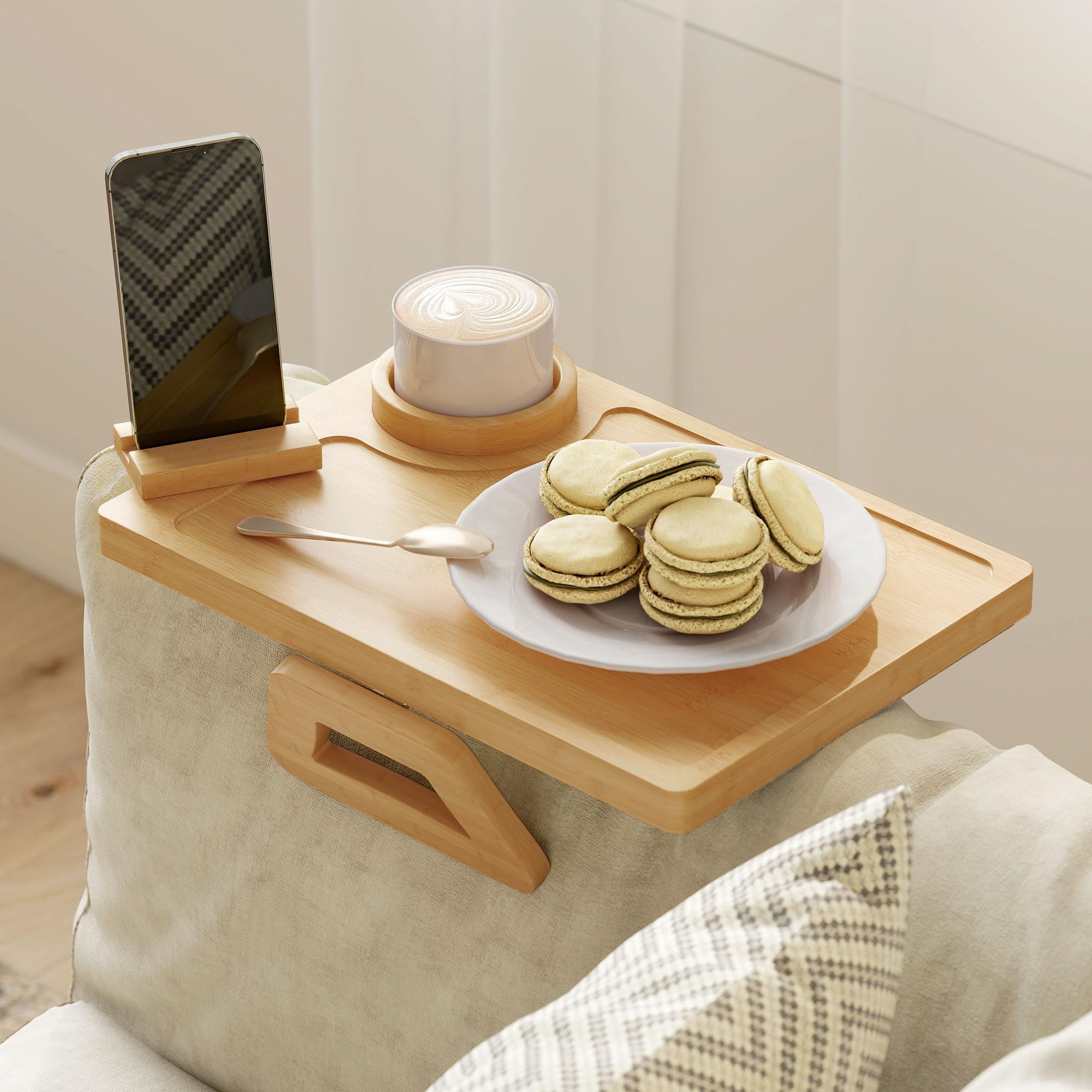 HOMCOM Plateau d'accoudoir de canapé en Bambou Flexible, Plateau d'accoudoir de canapé avec Porte-gobelet Amovible, Table d'appoint à charnière avec Support pivotant à 360° pour téléphone,