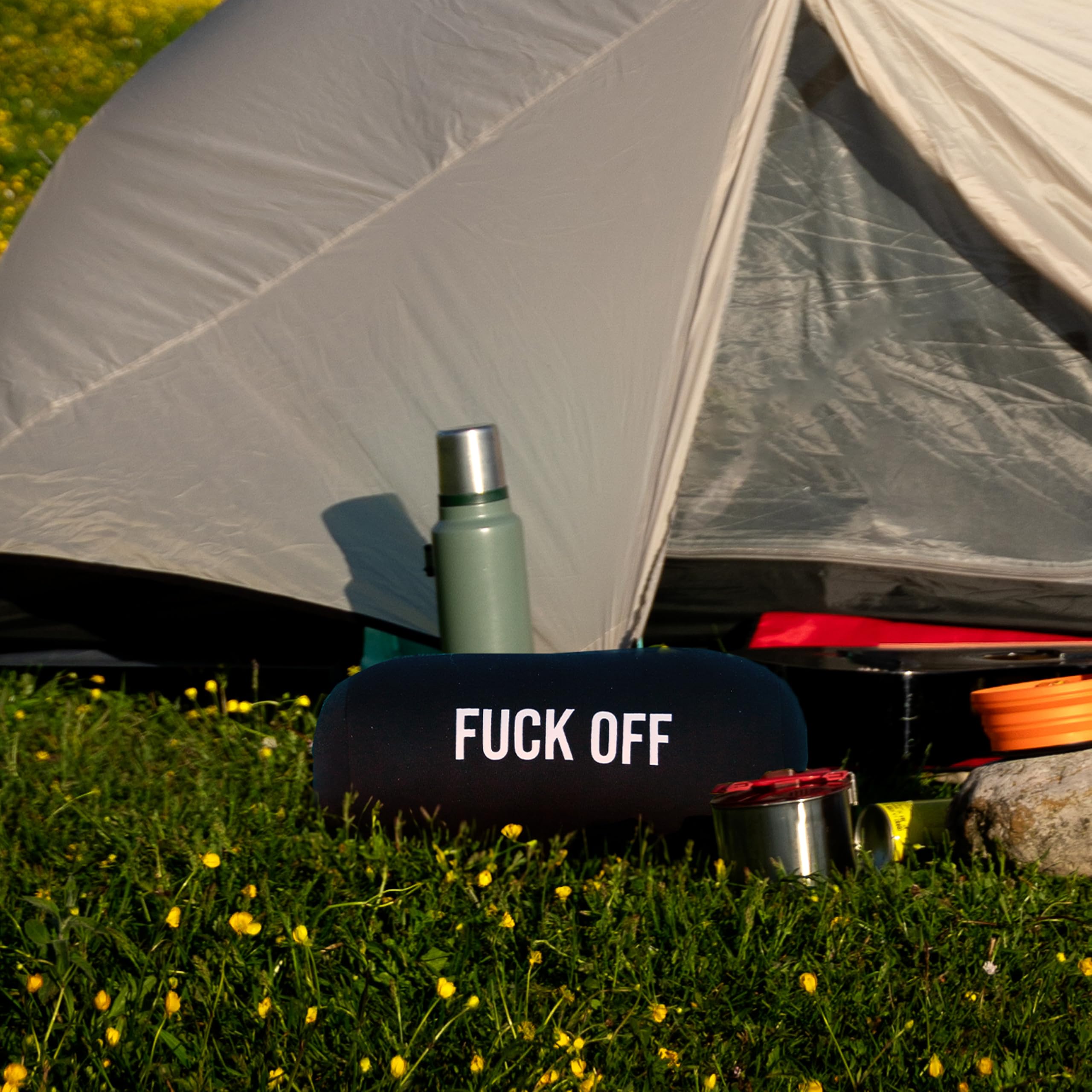 Fisura – Poduszka plażowa "F*ck off”. Cylindryczna poduszka 29 x 12 cm. Czarna poduszka do relaksu. Oryginalna poduszka podróżna. Poliestrowa poduszka campingowa.