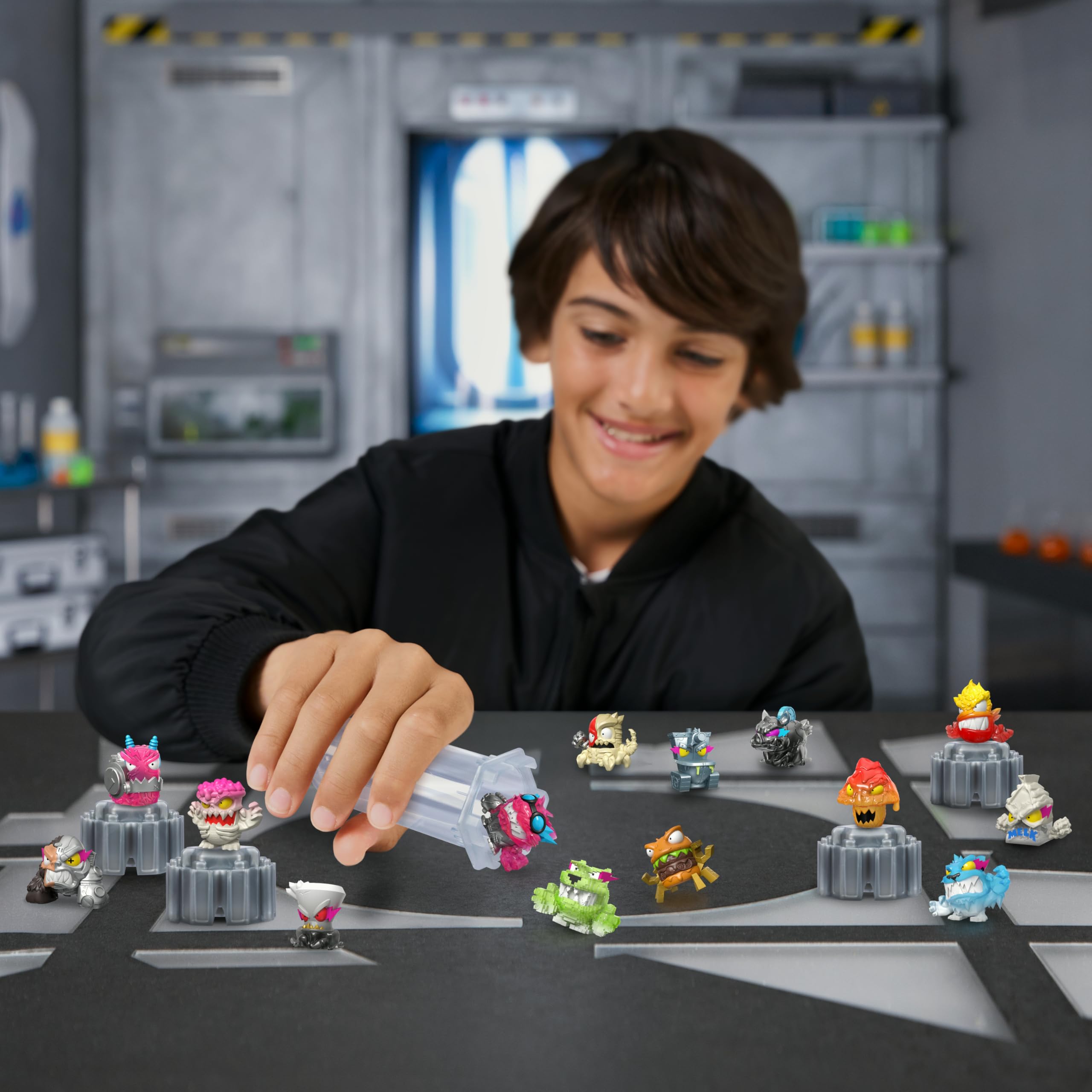 MrBeast Lab Swarms Serie Hyper Fusion, colecciona +100 enjambres, el megapack de Laboratorio Incluye 14 microbestias, 14 Pegatinas coleccionables y 4 cápsulas para Crear tu MrBeast Lab