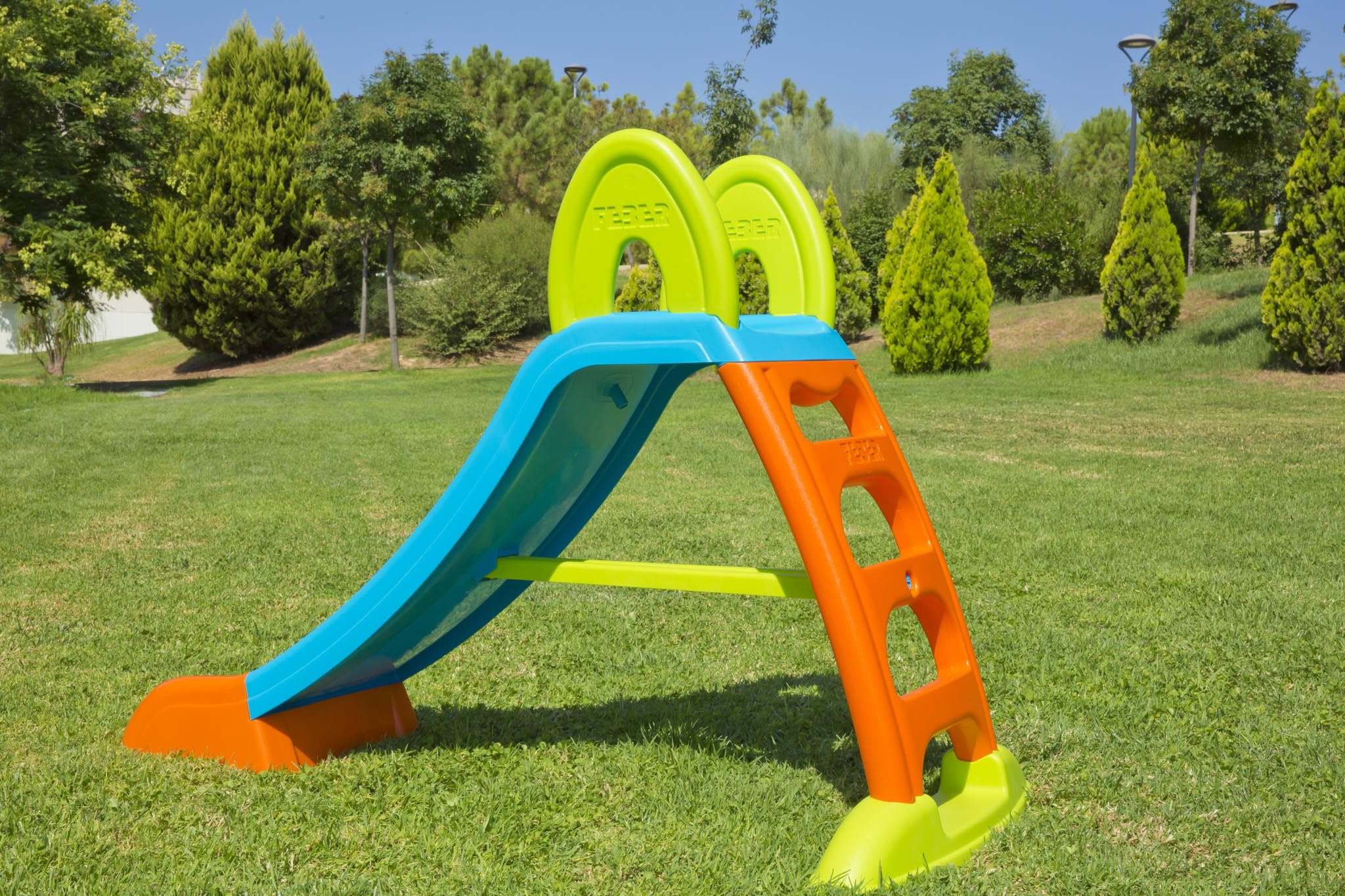 FEBER - Tobogán Slide Plus con Agua con hueco para la poner la manguera,escaleras antideslizantes,multicolor, de resistencia y fácil montaje, para niños de 2 y 7 años, FAMOSA(800009001)Versión previa