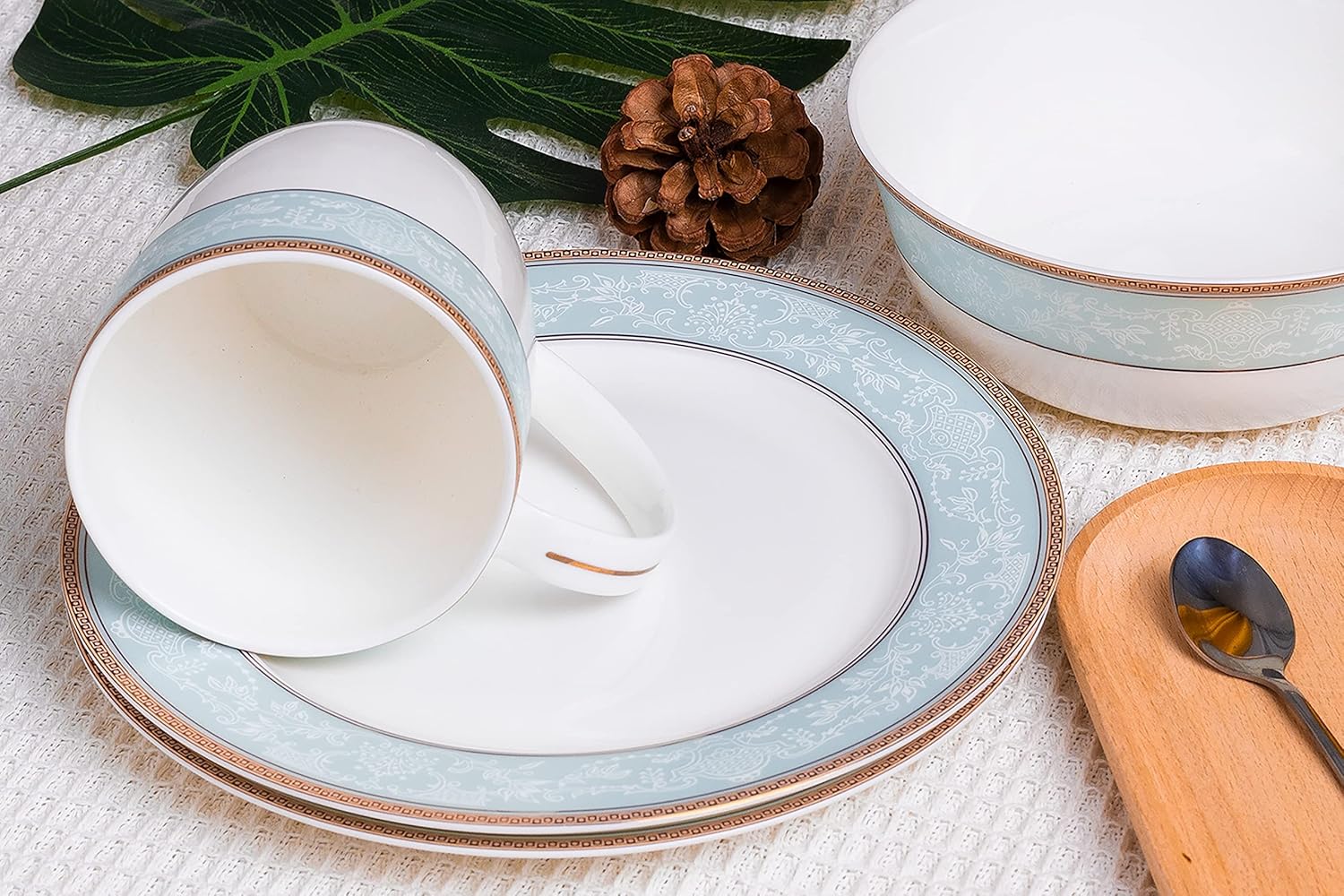 Fine Bone China Dinnerware Set,16 Pcs Classic Relief Pattern Gilt Edged High Grade Porcelain Tableware Sets For 4 People