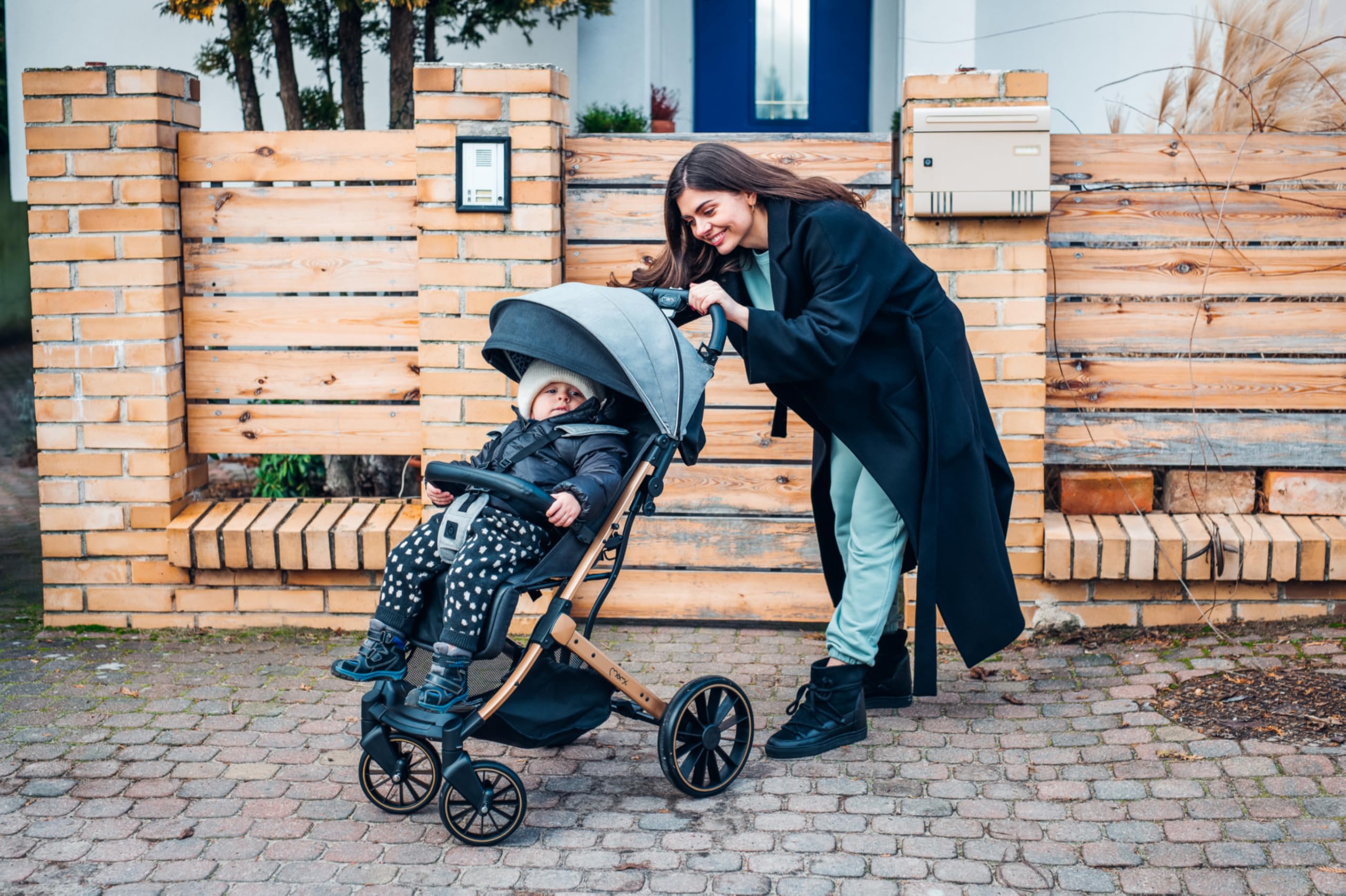 MoMi ESTELLE LIGHT PLUS Passeggino a partire da 6 mesi (fino a 22 kg), pieghevole con cintura di sicurezza a 5 punti, cestino porta spesa e funzione di apertura, manico telescopico per il traino
