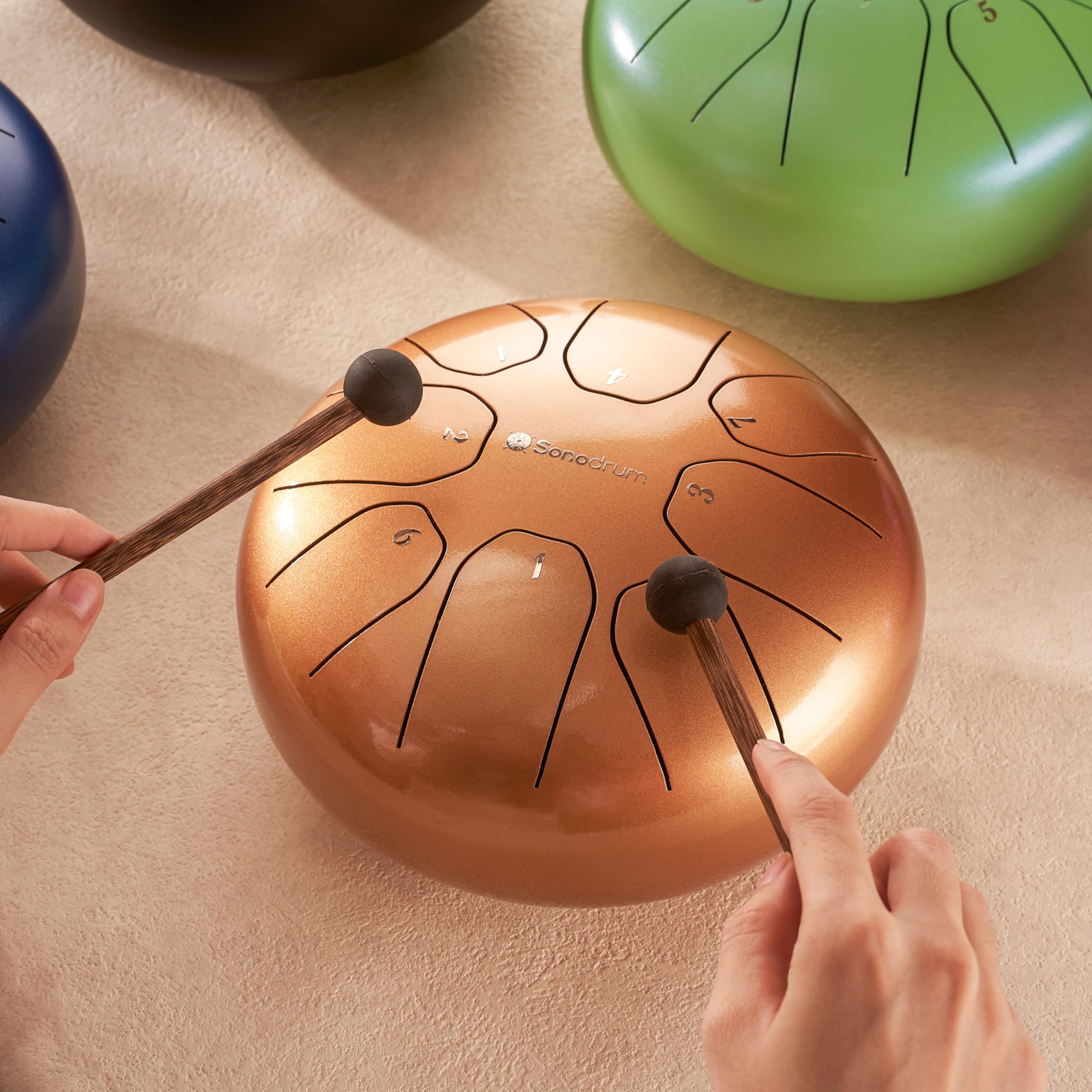 Zungentrommel "Standard" C - Dur in Gold - 20 cm klein mit 8 Tönen - Steel Tongue Drum inkl. Liederbuch, Schlägel, Fingersticks und Tragetasche - Notenlesen nicht nötig, einfach zu spielen.