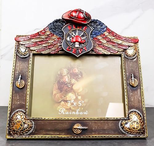 Miniatura 9 de Ebros Gift Casco de bomberos patriótico occidental rústico con manguera y bandera de Estados Unidos con emblema alado de ángel con caballete en la