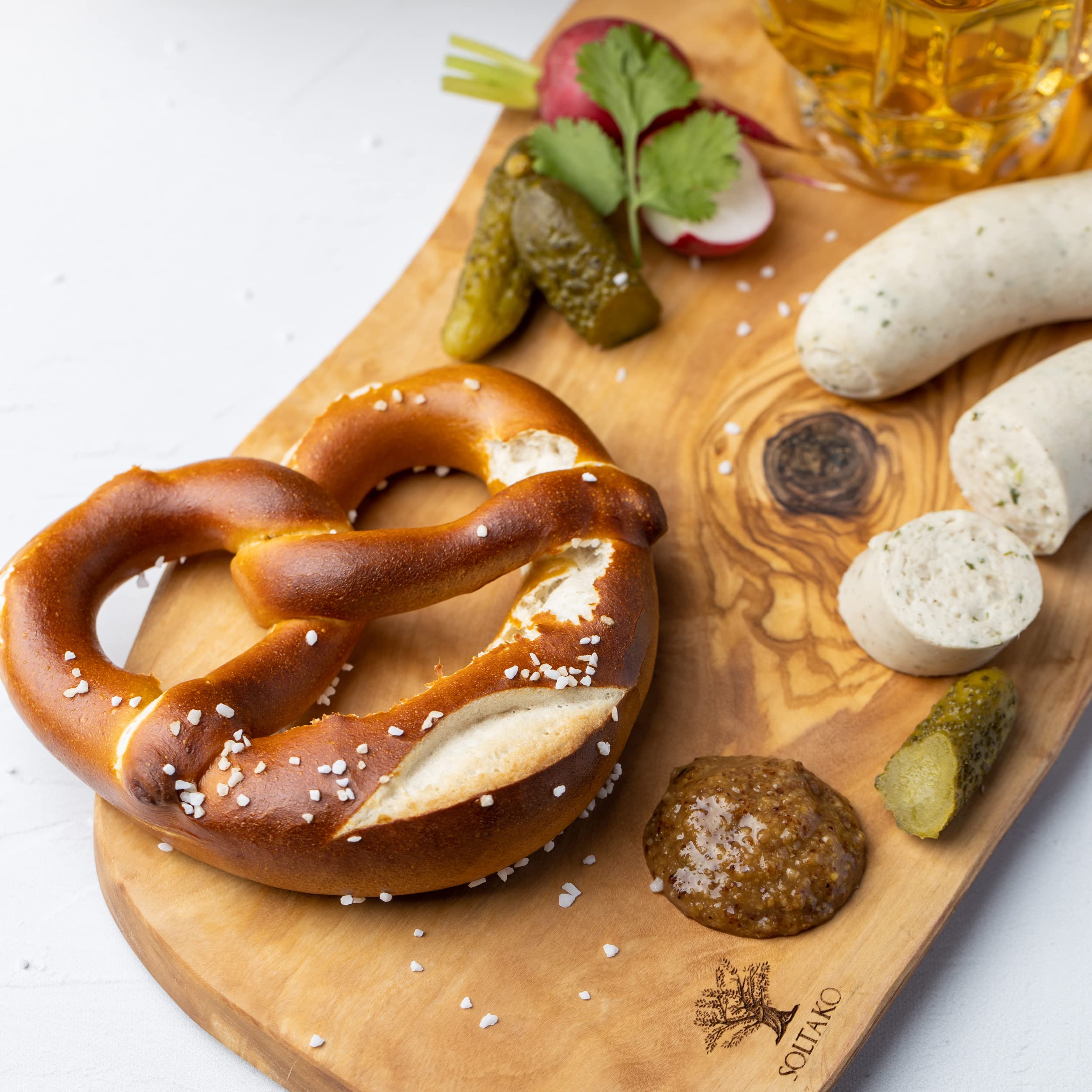 SOLTAKO Planche à Découper en Bois d’Olivier, Rustique avec Manche, pour Fromage, Robuste, Plateau Apéritif, Apéro artisanal (Long. env. 43–45 cm)