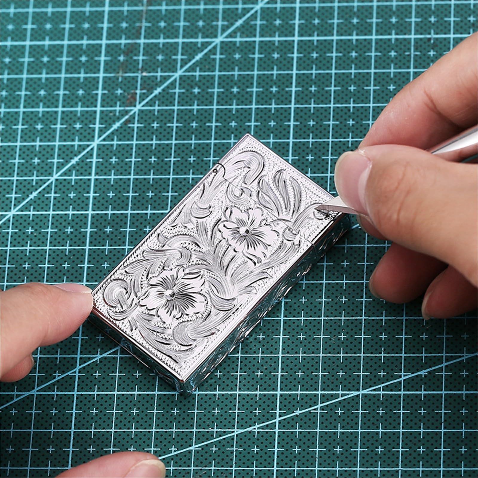 High-End-Luxus-Petroleumfeuerzeug, handgeschnitztes Messingfeuerzeug, klassischer Klavierklang, Geschäftsgeschenk, Geschenk for Männer und Väter (Petroleum nicht im Lieferumfang enthalten)(Silver)