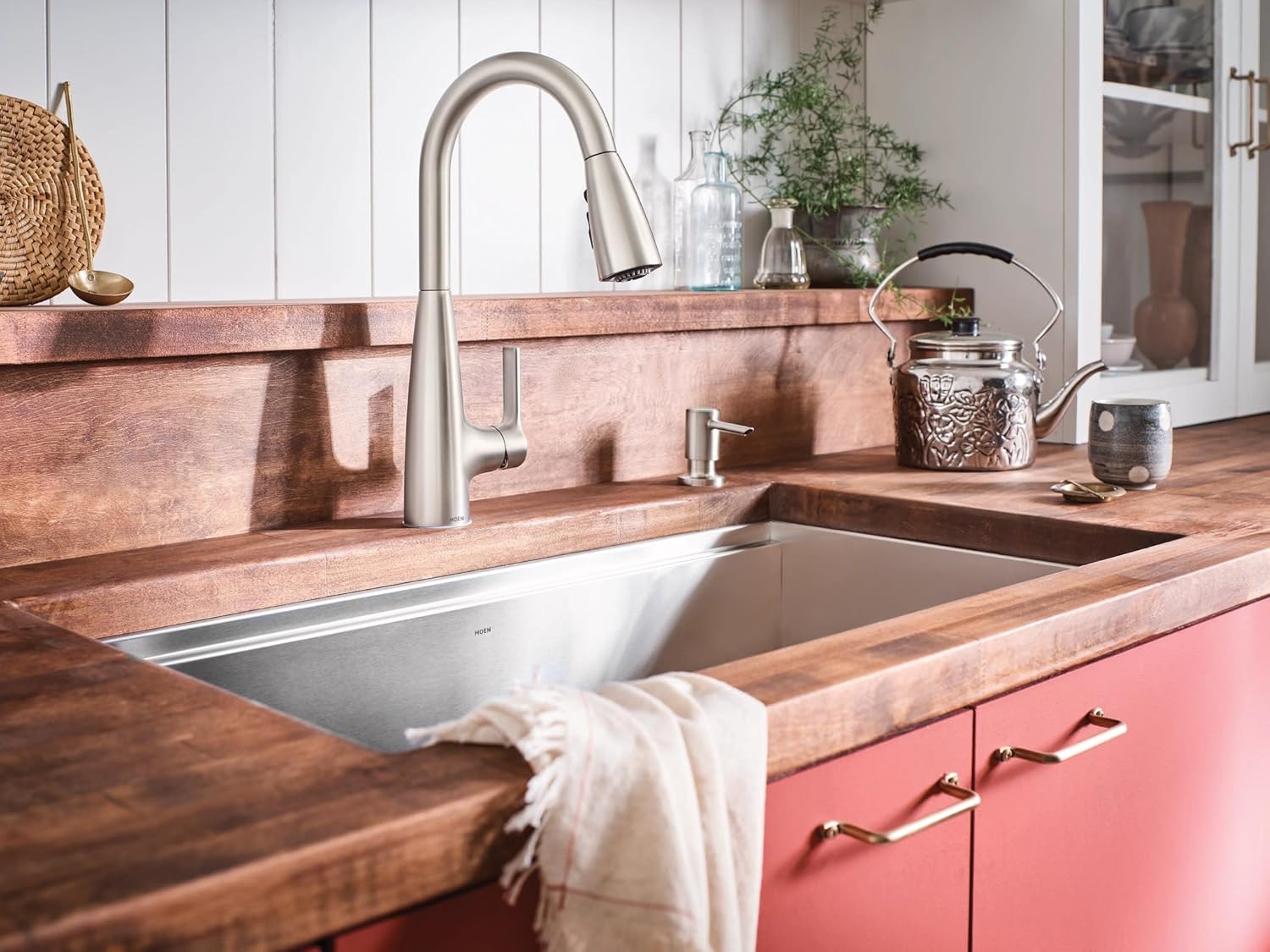 മോയിൻ ഫൗസെറ്റ് ചെറി കഴുകുന്നു