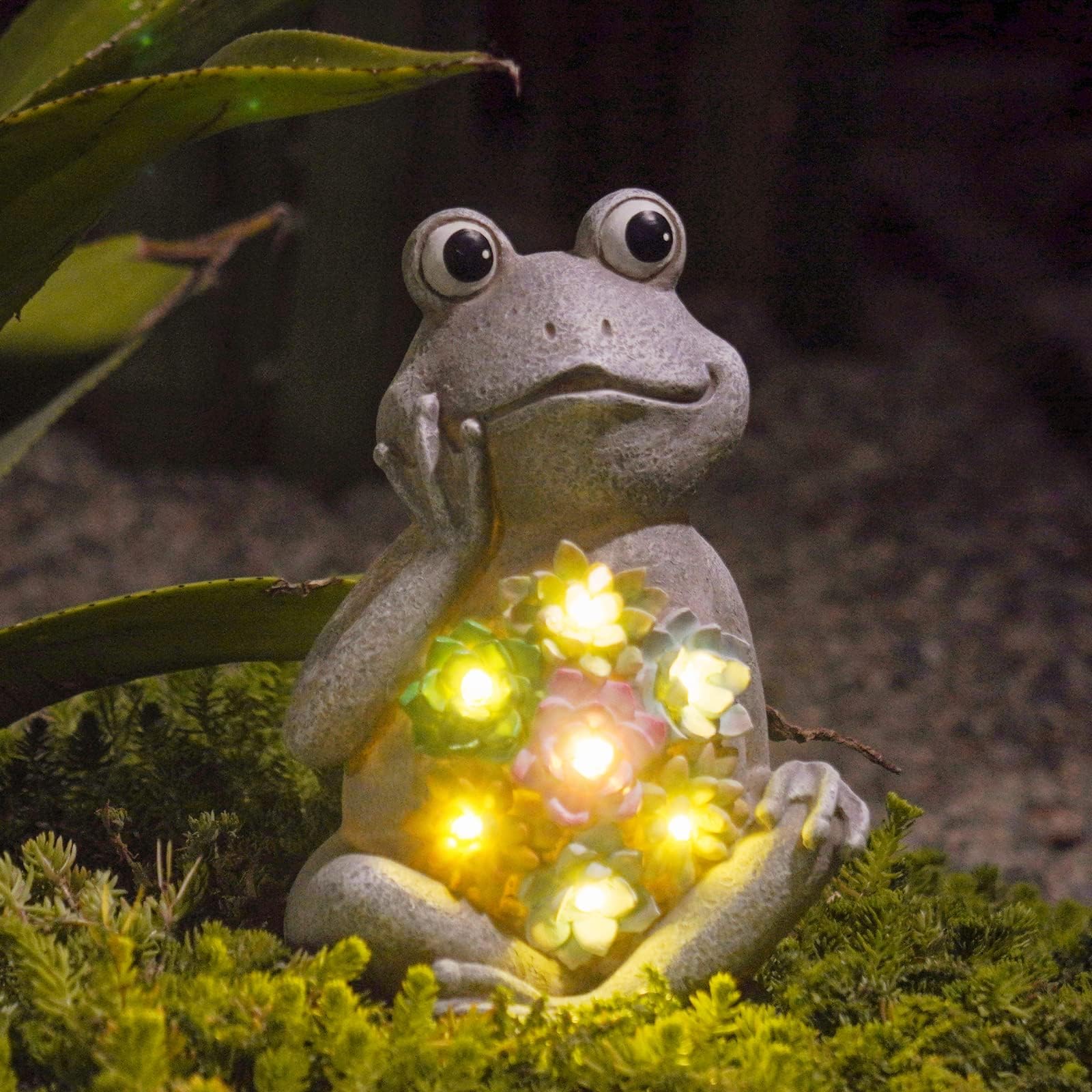 DiliComing Outdoor Garden Frog Statue - Idea Gift for Mom, Women and Kids, Outdoor Frog Décor with 7 LED Lights, Decorative Solar Statues for Windowsill, Garden Yard Balcony and Home