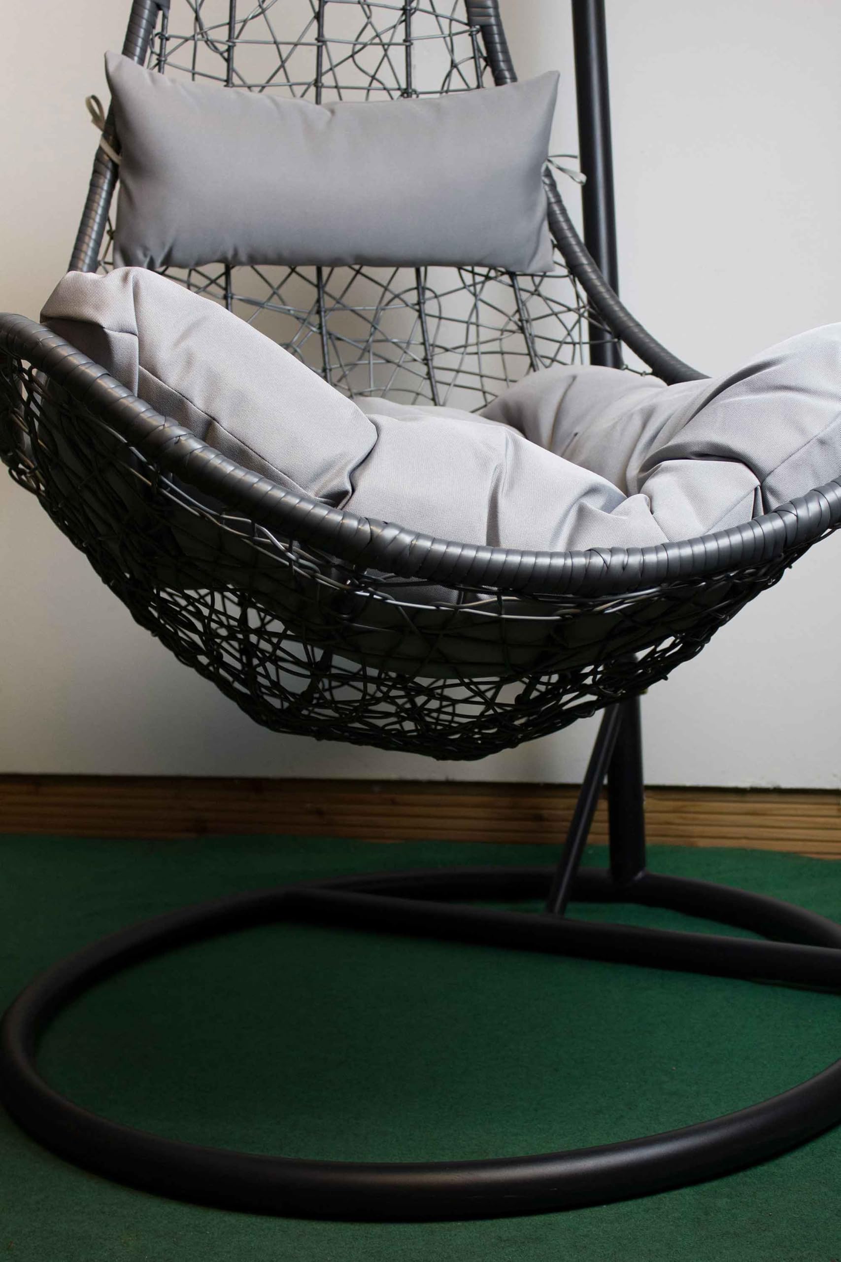 AVANTI TRENDSTORE - Gabiano - Sedia sospesa in acciaio verniciato a polvere con cuscini in poliestere di colore grigio Dimensioni LA 105x195 cm